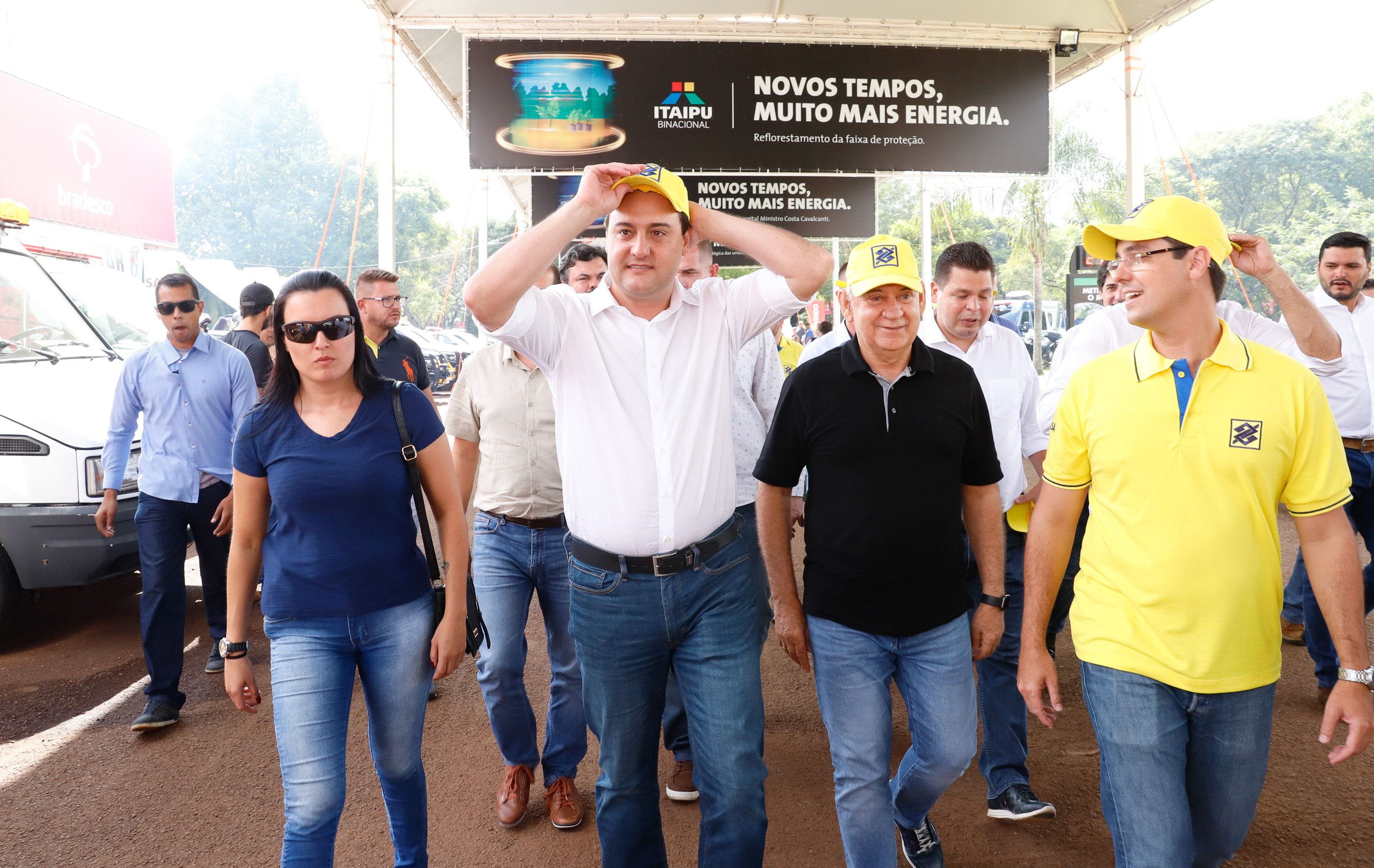 O governador Carlos Massa Ratinho Junior entregou nesta quinta-feira (06), durante o Show Rural, em Cascavel, as chaves de mais um trator do programa Trator Solidário. Os beneficiados foram o criador de vacas de leite Roque Selzler e sua mulher, Leonete, moradores de Pato Bragado. - Cascavel, 06/02/2020 - Foto: Rodrigo Félix Leal/AEN