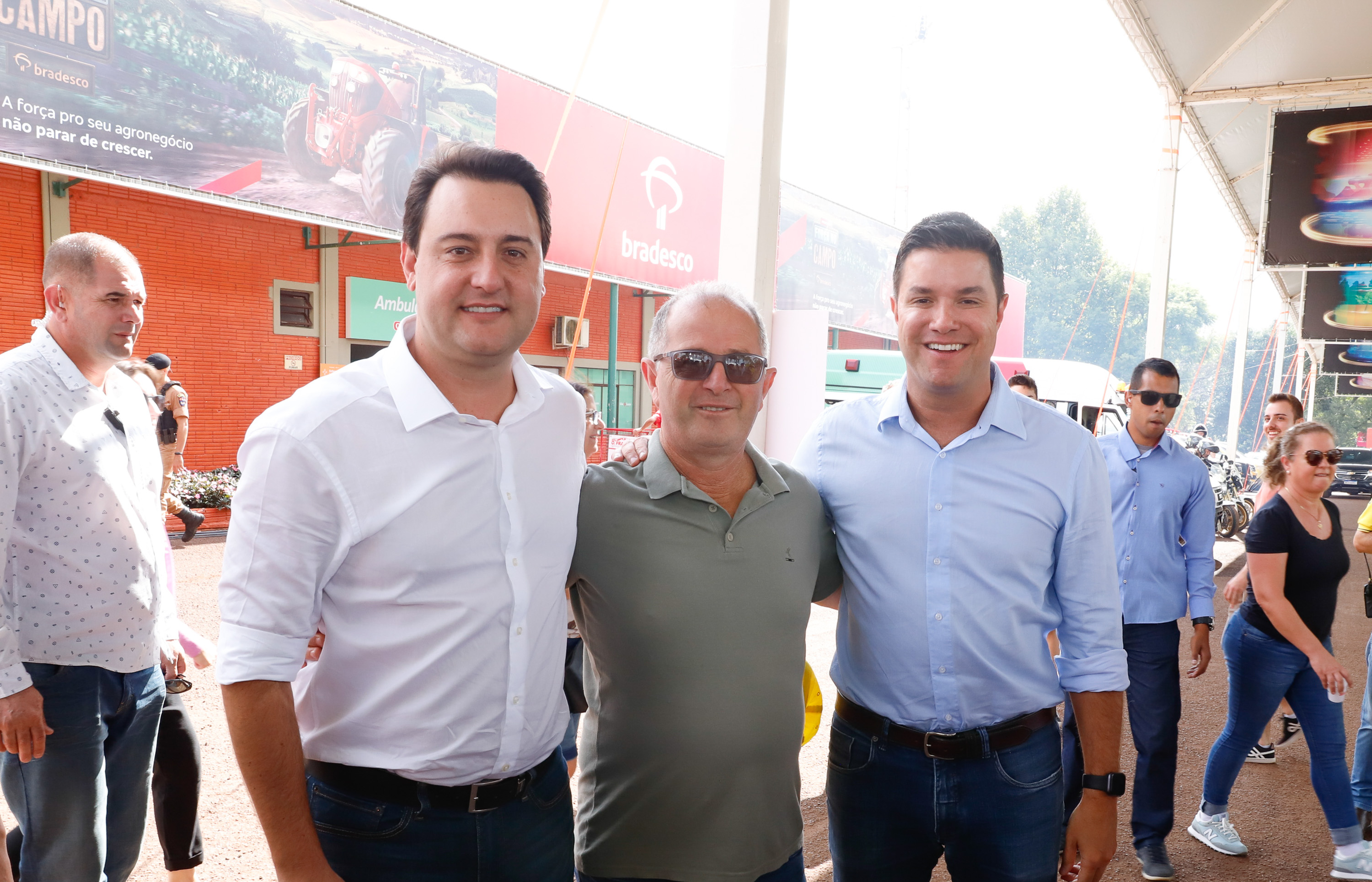 O governador Carlos Massa Ratinho Junior entregou nesta quinta-feira (06), durante o Show Rural, em Cascavel, as chaves de mais um trator do programa Trator Solidário. Os beneficiados foram o criador de vacas de leite Roque Selzler e sua mulher, Leonete, moradores de Pato Bragado. - Cascavel, 06/02/2020 - Foto: Rodrigo Félix Leal/AEN