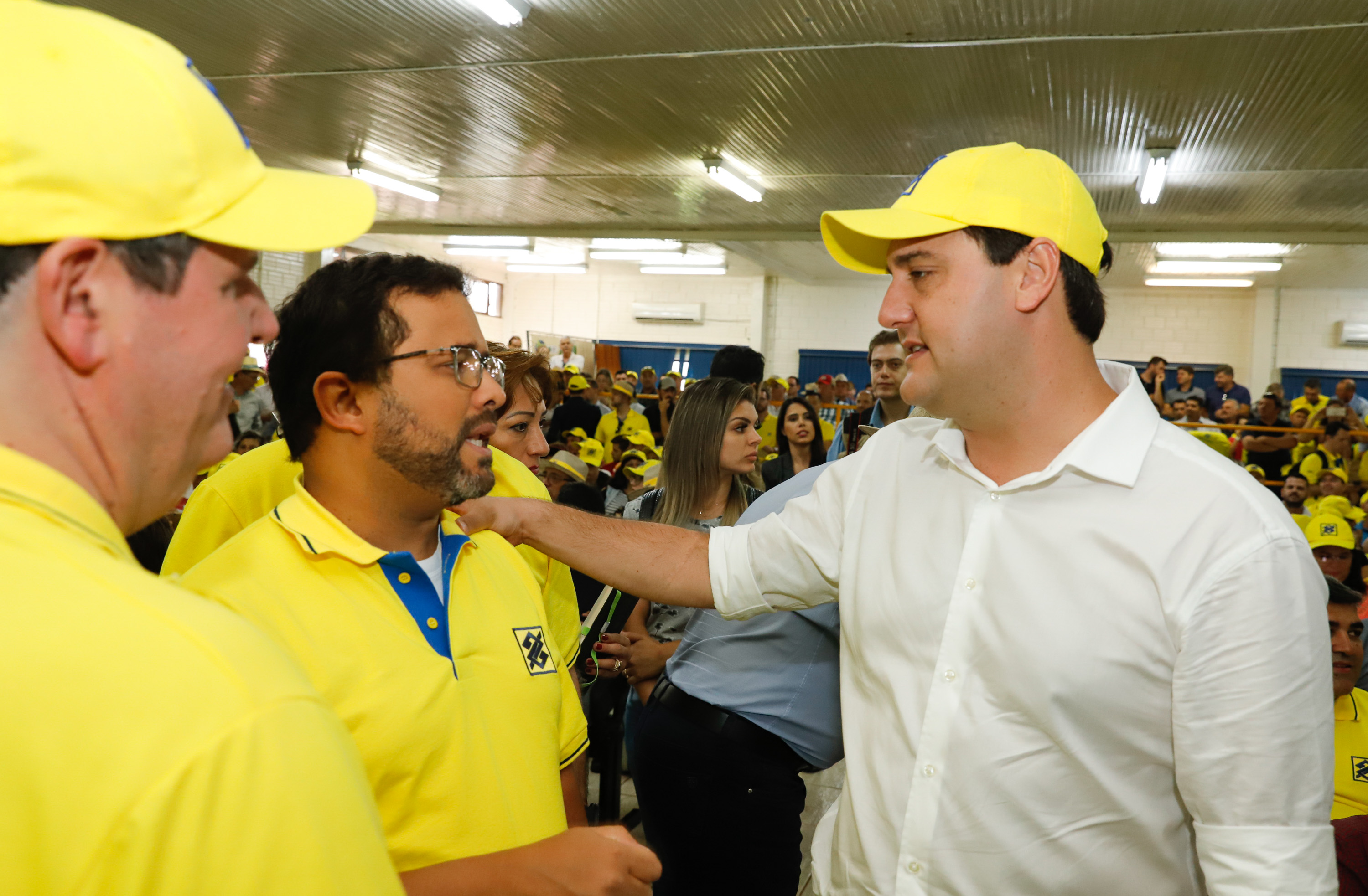 O governador Carlos Massa Ratinho Junior entregou nesta quinta-feira (06), durante o Show Rural, em Cascavel, as chaves de mais um trator do programa Trator Solidário. Os beneficiados foram o criador de vacas de leite Roque Selzler e sua mulher, Leonete, moradores de Pato Bragado. - Cascavel, 06/02/2020 - Foto: Rodrigo Félix Leal/AEN