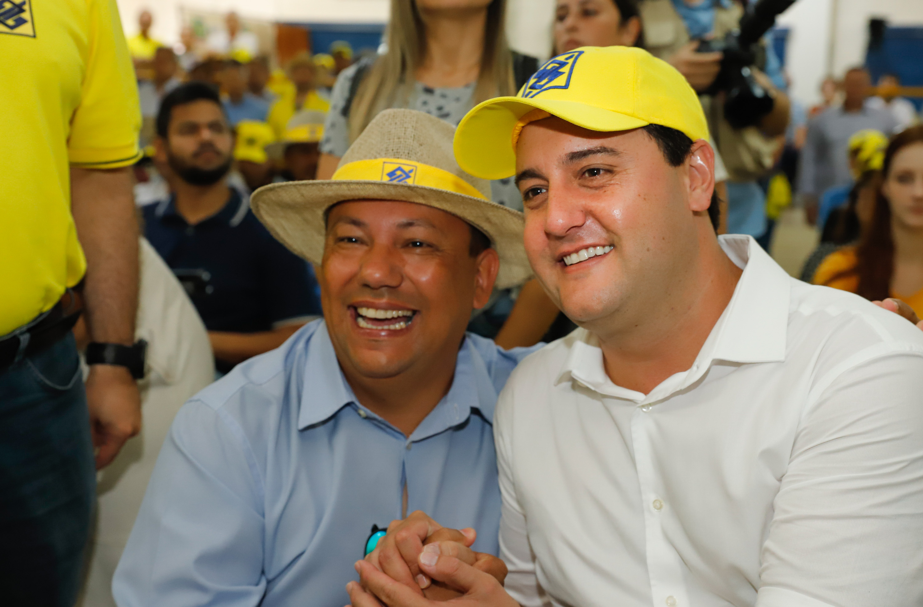 O governador Carlos Massa Ratinho Junior entregou nesta quinta-feira (06), durante o Show Rural, em Cascavel, as chaves de mais um trator do programa Trator Solidário. Os beneficiados foram o criador de vacas de leite Roque Selzler e sua mulher, Leonete, moradores de Pato Bragado. - Cascavel, 06/02/2020 - Foto: Rodrigo Félix Leal/AEN