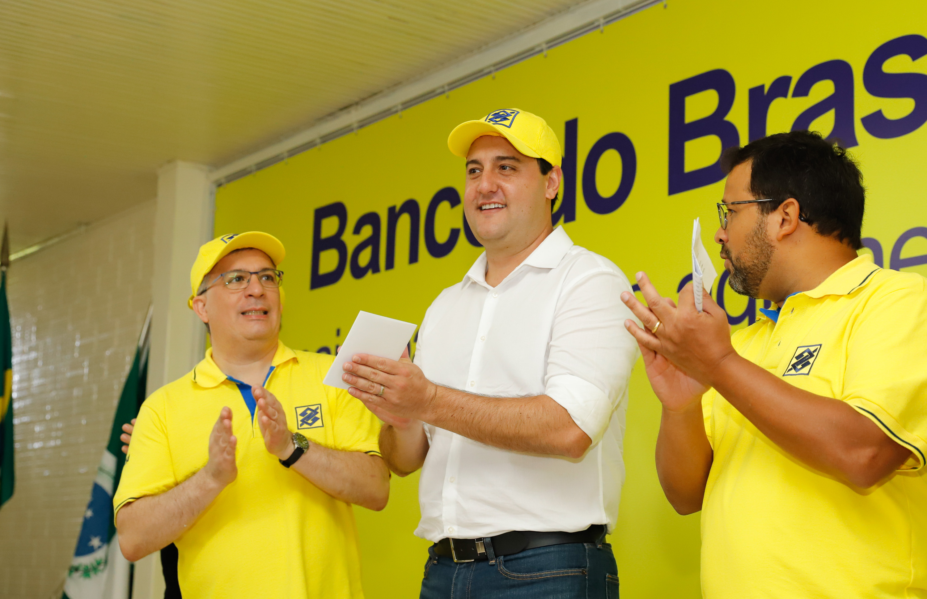 O governador Carlos Massa Ratinho Junior entregou nesta quinta-feira (06), durante o Show Rural, em Cascavel, as chaves de mais um trator do programa Trator Solidário. Os beneficiados foram o criador de vacas de leite Roque Selzler e sua mulher, Leonete, moradores de Pato Bragado. - Cascavel, 06/02/2020 - Foto: Rodrigo Félix Leal/AEN