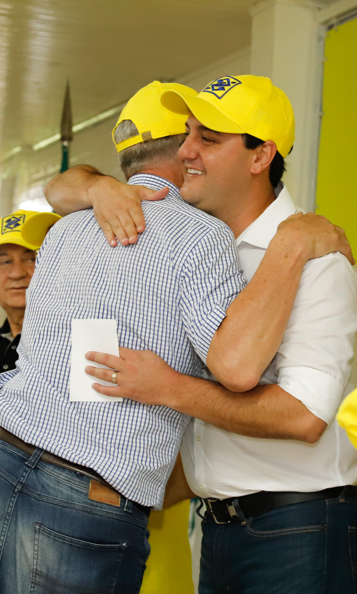 O governador Carlos Massa Ratinho Junior entregou nesta quinta-feira (06), durante o Show Rural, em Cascavel, as chaves de mais um trator do programa Trator Solidário. Os beneficiados foram o criador de vacas de leite Roque Selzler e sua mulher, Leonete, moradores de Pato Bragado. - Cascavel, 06/02/2020 - Foto: Rodrigo Félix Leal/AEN