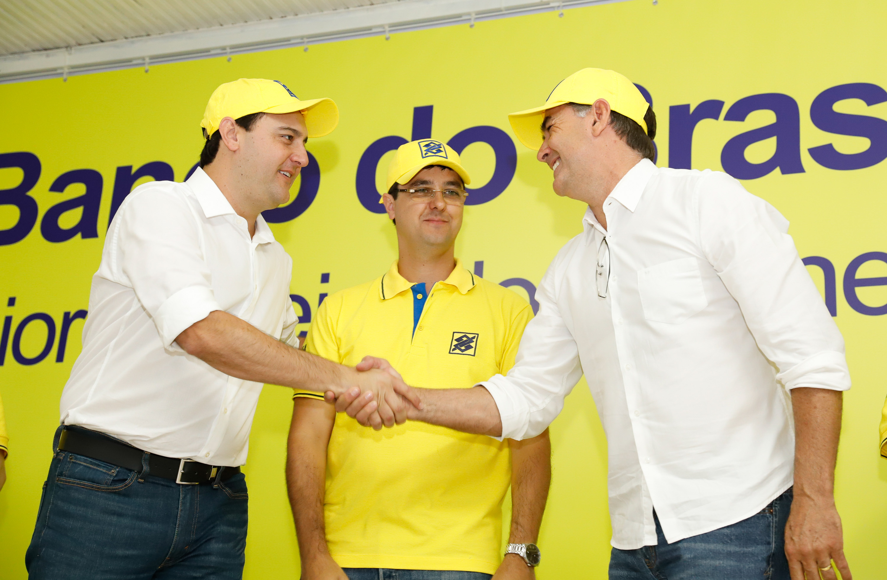 O governador Carlos Massa Ratinho Junior entregou nesta quinta-feira (06), durante o Show Rural, em Cascavel, as chaves de mais um trator do programa Trator Solidário. Os beneficiados foram o criador de vacas de leite Roque Selzler e sua mulher, Leonete, moradores de Pato Bragado. - Cascavel, 06/02/2020 - Foto: Rodrigo Félix Leal/AEN