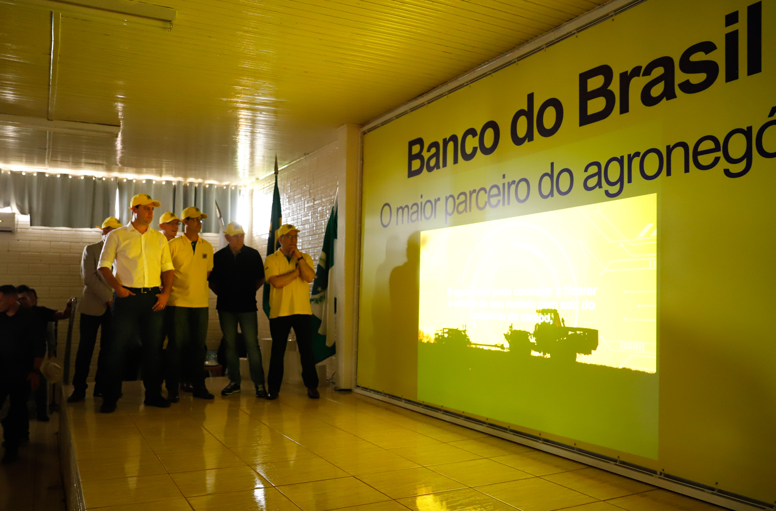 O governador Carlos Massa Ratinho Junior entregou nesta quinta-feira (06), durante o Show Rural, em Cascavel, as chaves de mais um trator do programa Trator Solidário. Os beneficiados foram o criador de vacas de leite Roque Selzler e sua mulher, Leonete, moradores de Pato Bragado. - Cascavel, 06/02/2020 - Foto: Rodrigo Félix Leal/AEN