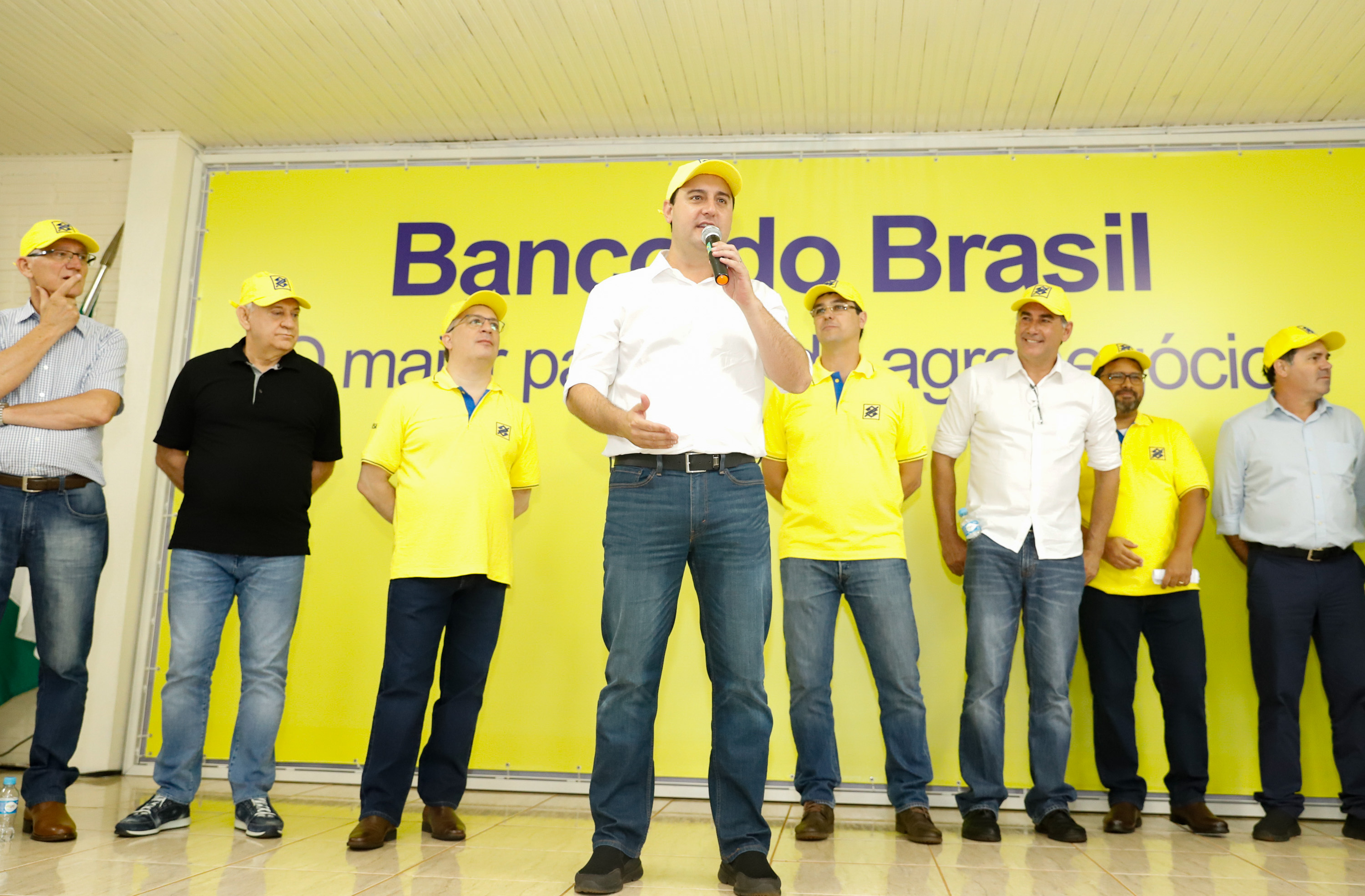 O governador Carlos Massa Ratinho Junior entregou nesta quinta-feira (06), durante o Show Rural, em Cascavel, as chaves de mais um trator do programa Trator Solidário. Os beneficiados foram o criador de vacas de leite Roque Selzler e sua mulher, Leonete, moradores de Pato Bragado. - Cascavel, 06/02/2020 - Foto: Rodrigo Félix Leal/AEN