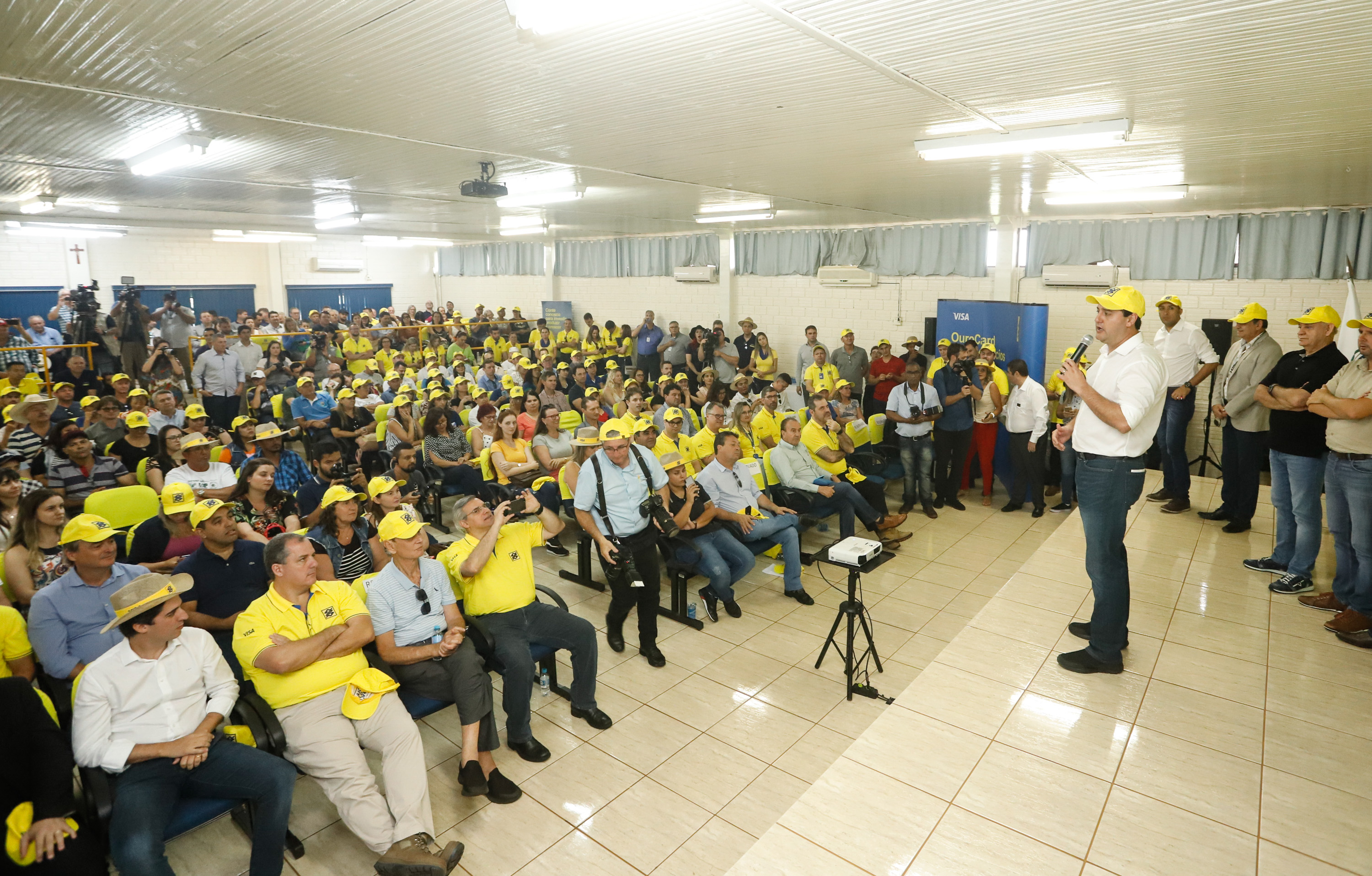 O governador Carlos Massa Ratinho Junior entregou nesta quinta-feira (06), durante o Show Rural, em Cascavel, as chaves de mais um trator do programa Trator Solidário. Os beneficiados foram o criador de vacas de leite Roque Selzler e sua mulher, Leonete, moradores de Pato Bragado. - Cascavel, 06/02/2020 - Foto: Rodrigo Félix Leal/AEN