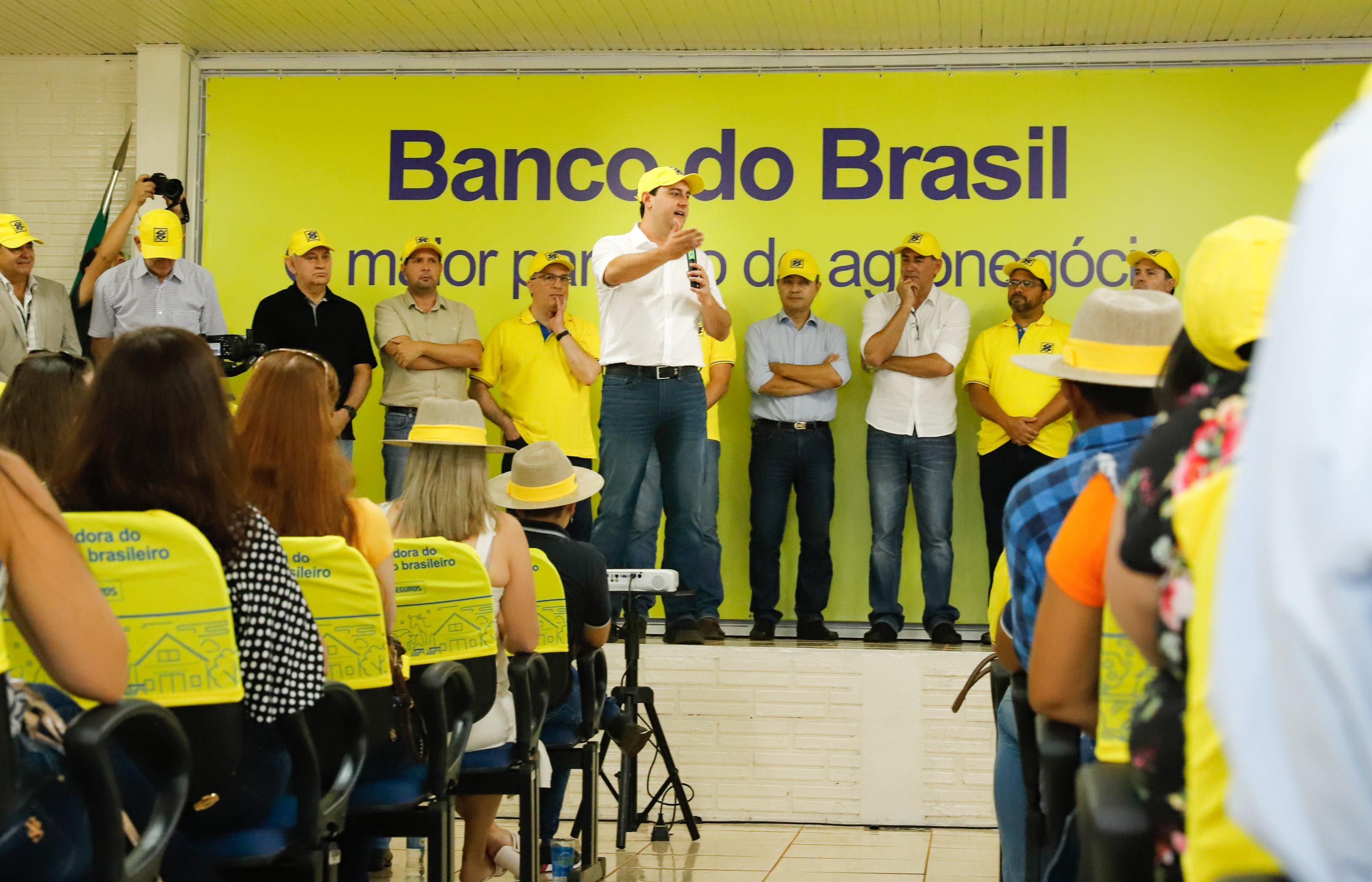 O governador Carlos Massa Ratinho Junior entregou nesta quinta-feira (06), durante o Show Rural, em Cascavel, as chaves de mais um trator do programa Trator Solidário. Os beneficiados foram o criador de vacas de leite Roque Selzler e sua mulher, Leonete, moradores de Pato Bragado. - Cascavel, 06/02/2020 - Foto: Rodrigo Félix Leal/AEN