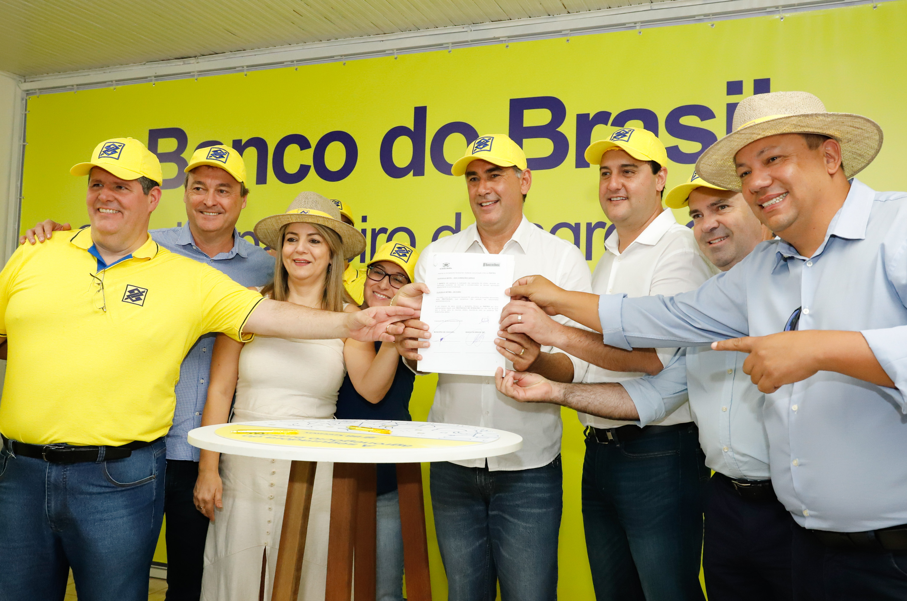 O governador Carlos Massa Ratinho Junior entregou nesta quinta-feira (06), durante o Show Rural, em Cascavel, as chaves de mais um trator do programa Trator Solidário. Os beneficiados foram o criador de vacas de leite Roque Selzler e sua mulher, Leonete, moradores de Pato Bragado. - Cascavel, 06/02/2020 - Foto: Rodrigo Félix Leal/AEN