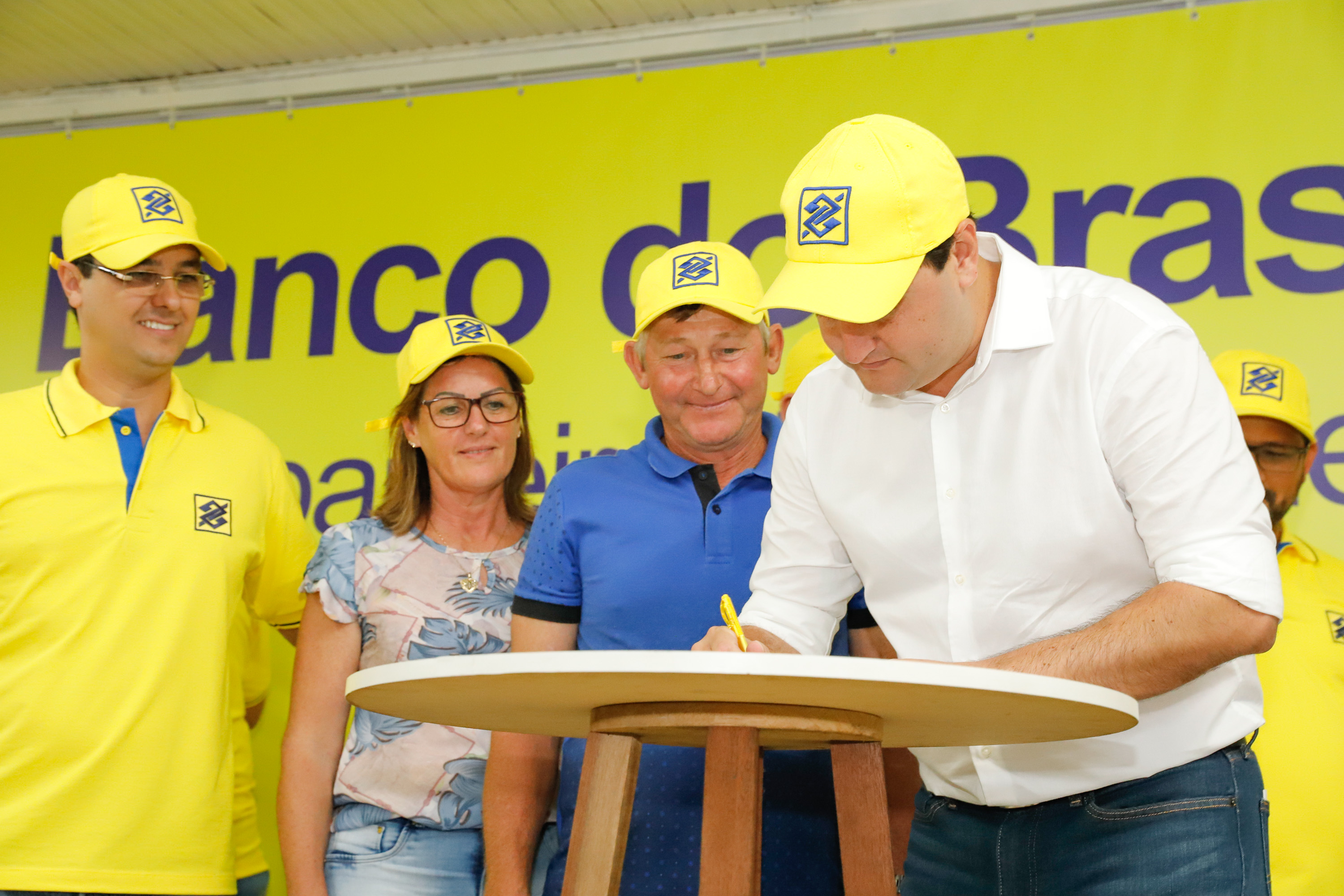 O governador Carlos Massa Ratinho Junior entregou nesta quinta-feira (06), durante o Show Rural, em Cascavel, as chaves de mais um trator do programa Trator Solidário. Os beneficiados foram o criador de vacas de leite Roque Selzler e sua mulher, Leonete, moradores de Pato Bragado. - Cascavel, 06/02/2020 - Foto: Rodrigo Félix Leal/AEN