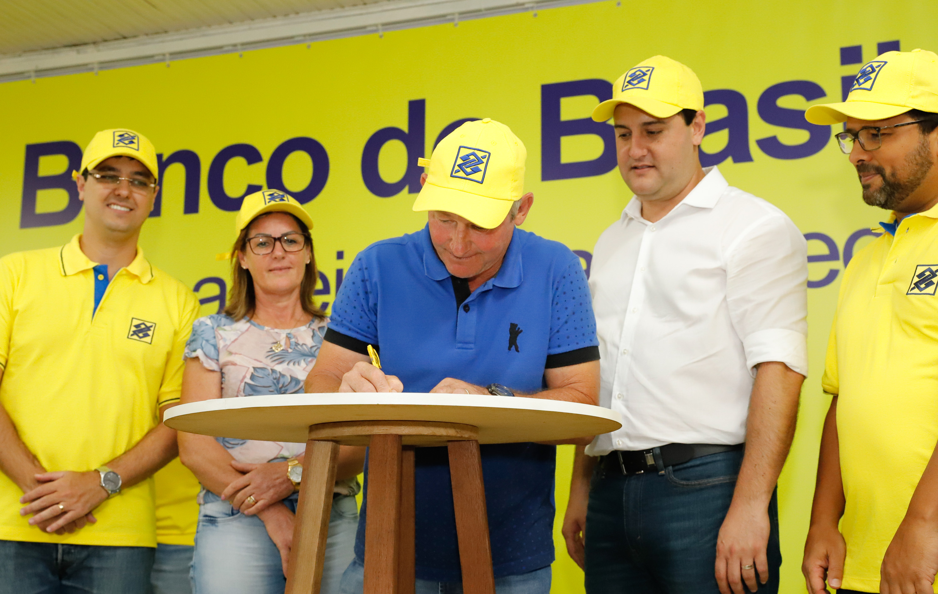 O governador Carlos Massa Ratinho Junior entregou nesta quinta-feira (06), durante o Show Rural, em Cascavel, as chaves de mais um trator do programa Trator Solidário. Os beneficiados foram o criador de vacas de leite Roque Selzler e sua mulher, Leonete, moradores de Pato Bragado. - Cascavel, 06/02/2020 - Foto: Rodrigo Félix Leal/AEN