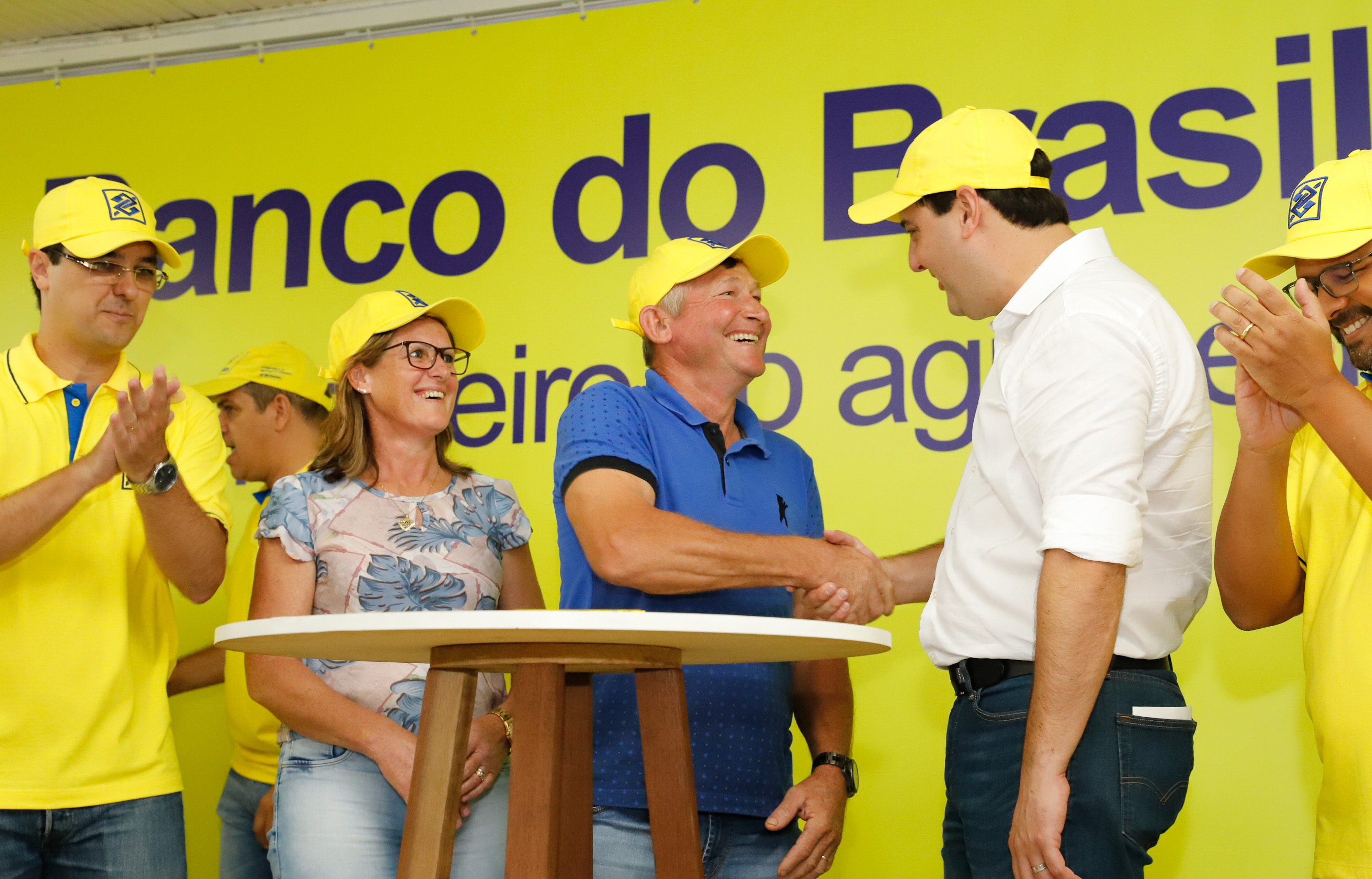 O governador Carlos Massa Ratinho Junior entregou nesta quinta-feira (06), durante o Show Rural, em Cascavel, as chaves de mais um trator do programa Trator Solidário. Os beneficiados foram o criador de vacas de leite Roque Selzler e sua mulher, Leonete, moradores de Pato Bragado. - Cascavel, 06/02/2020 - Foto: Rodrigo Félix Leal/AEN