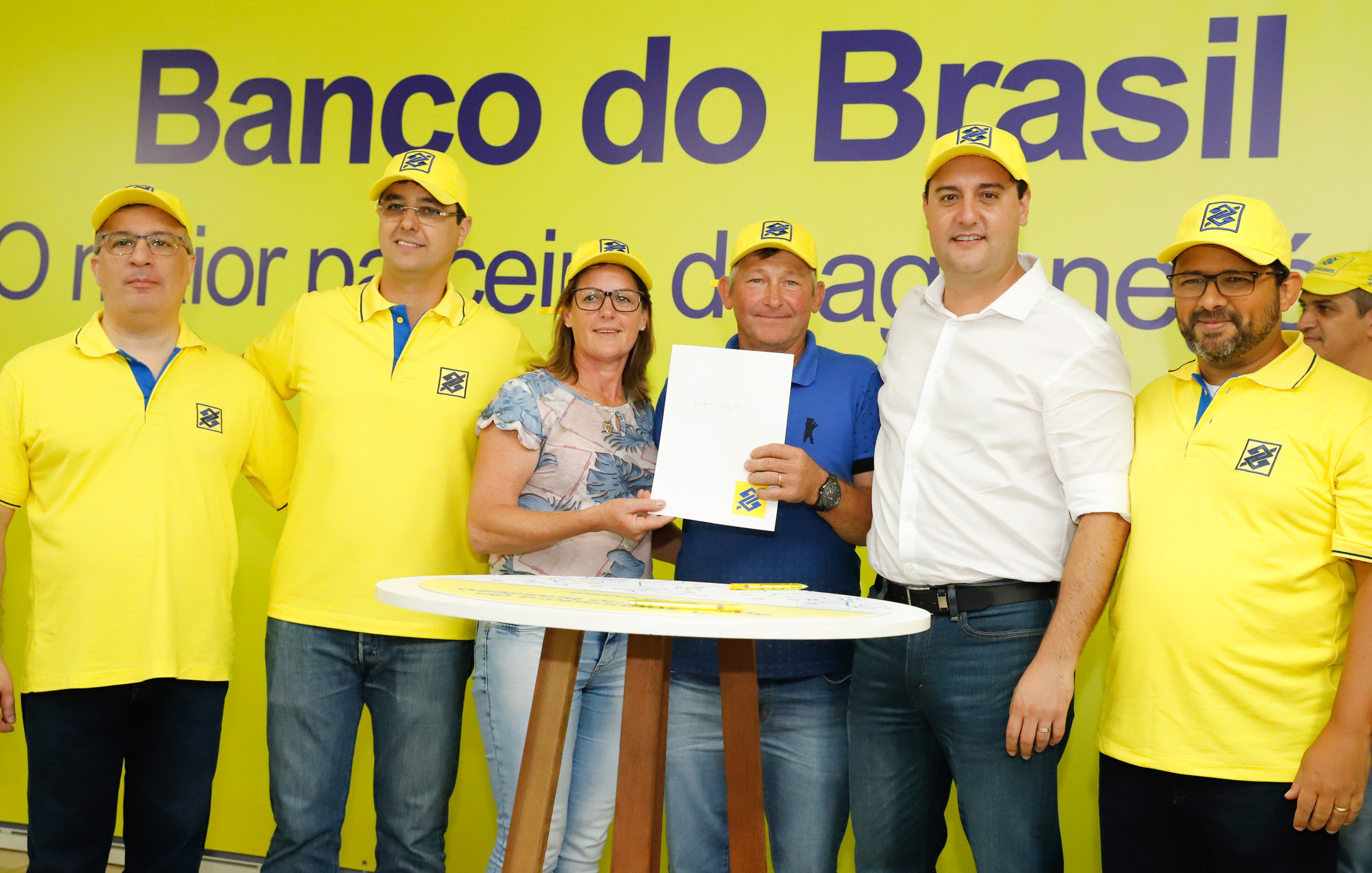 O governador Carlos Massa Ratinho Junior entregou nesta quinta-feira (06), durante o Show Rural, em Cascavel, as chaves de mais um trator do programa Trator Solidário. Os beneficiados foram o criador de vacas de leite Roque Selzler e sua mulher, Leonete, moradores de Pato Bragado. - Cascavel, 06/02/2020 - Foto: Rodrigo Félix Leal/AEN