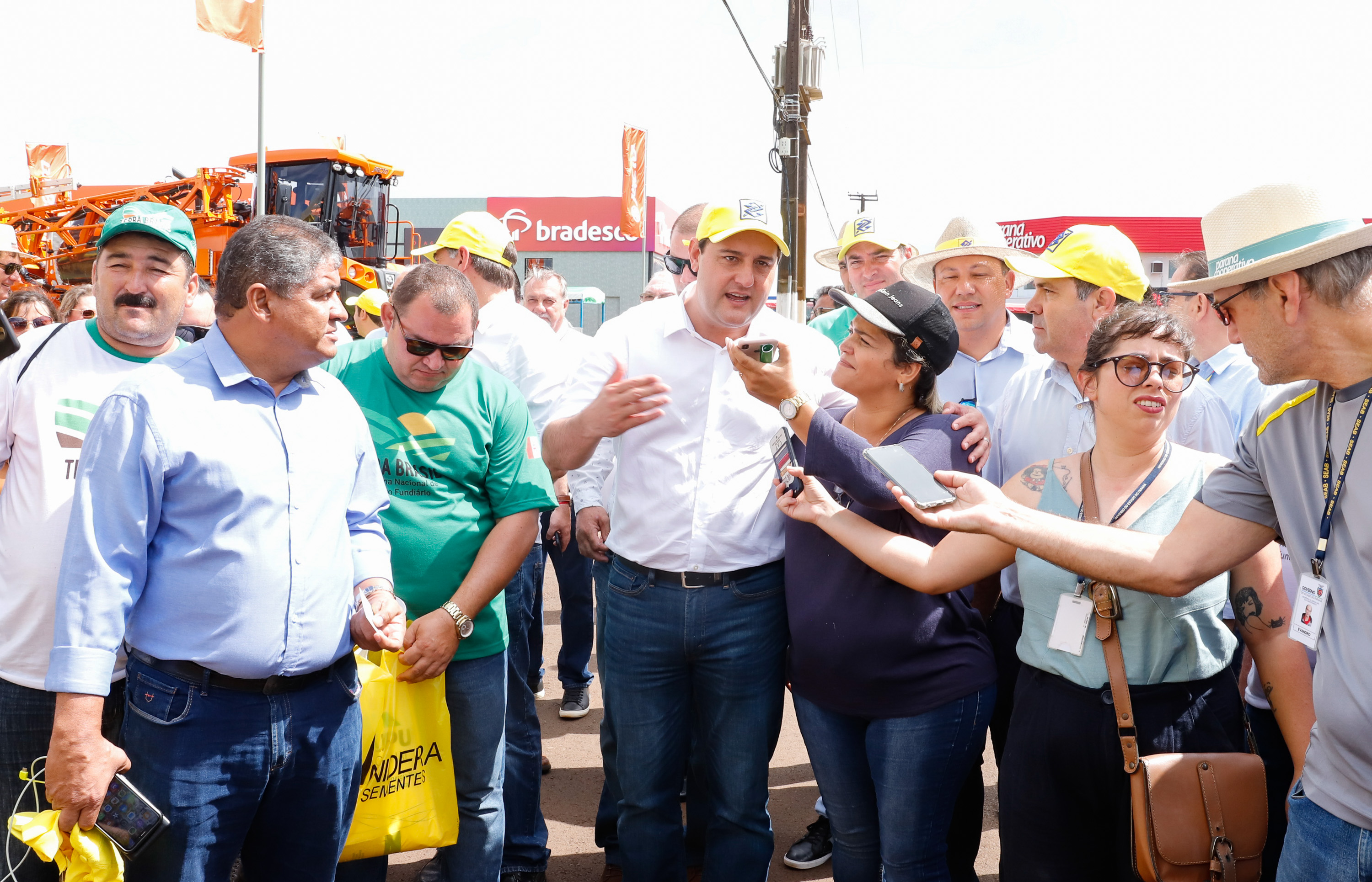 O governador Carlos Massa Ratinho Junior entregou nesta quinta-feira (06), durante o Show Rural, em Cascavel, as chaves de mais um trator do programa Trator Solidário. Os beneficiados foram o criador de vacas de leite Roque Selzler e sua mulher, Leonete, moradores de Pato Bragado. - Cascavel, 06/02/2020 - Foto: Rodrigo Félix Leal/AEN