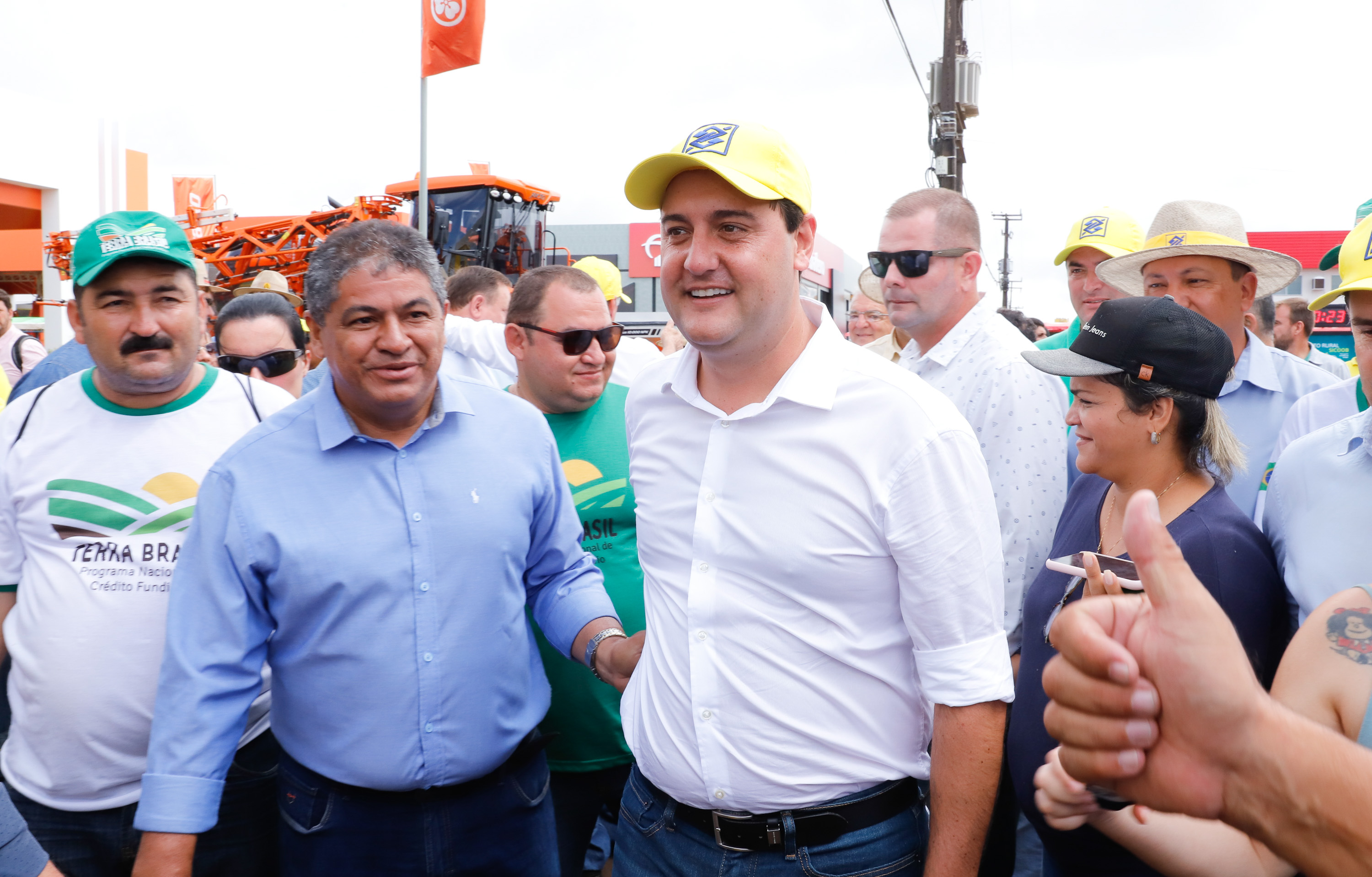 O governador Carlos Massa Ratinho Junior entregou nesta quinta-feira (06), durante o Show Rural, em Cascavel, as chaves de mais um trator do programa Trator Solidário. Os beneficiados foram o criador de vacas de leite Roque Selzler e sua mulher, Leonete, moradores de Pato Bragado. - Cascavel, 06/02/2020 - Foto: Rodrigo Félix Leal/AEN