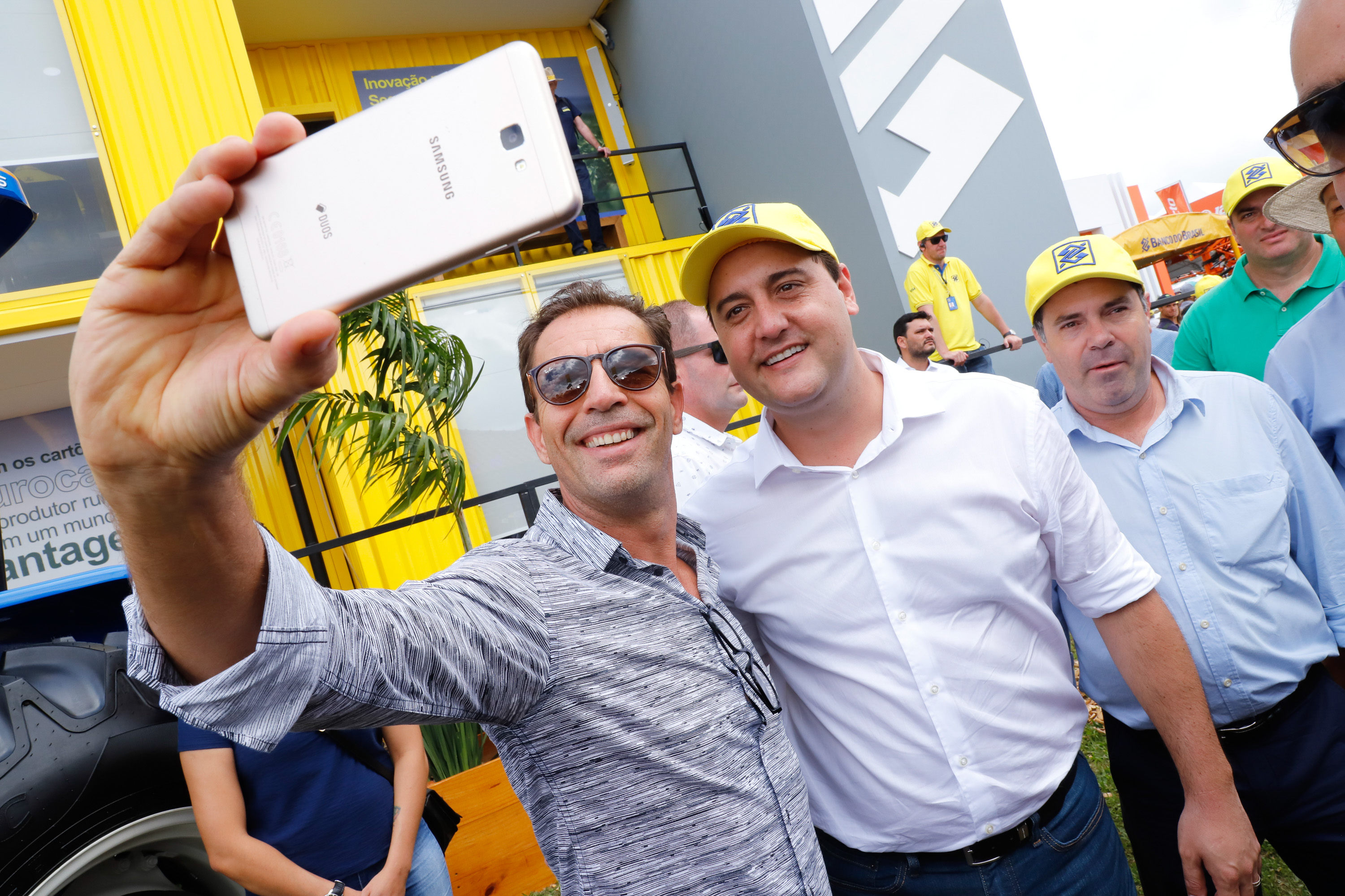 O governador Carlos Massa Ratinho Junior entregou nesta quinta-feira (06), durante o Show Rural, em Cascavel, as chaves de mais um trator do programa Trator Solidário. Os beneficiados foram o criador de vacas de leite Roque Selzler e sua mulher, Leonete, moradores de Pato Bragado. - Cascavel, 06/02/2020 - Foto: Rodrigo Félix Leal/AEN