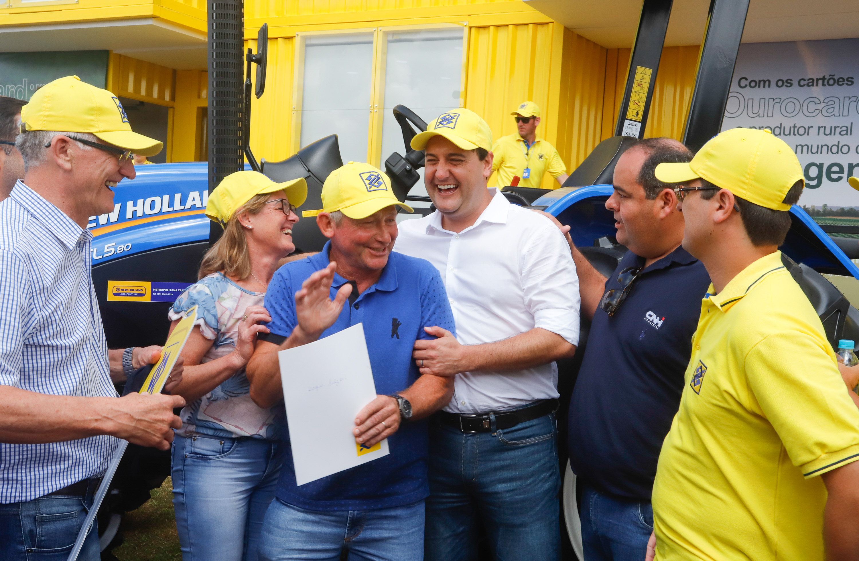O governador Carlos Massa Ratinho Junior entregou nesta quinta-feira (06), durante o Show Rural, em Cascavel, as chaves de mais um trator do programa Trator Solidário. Os beneficiados foram o criador de vacas de leite Roque Selzler e sua mulher, Leonete, moradores de Pato Bragado. - Cascavel, 06/02/2020 - Foto: Rodrigo Félix Leal/AEN