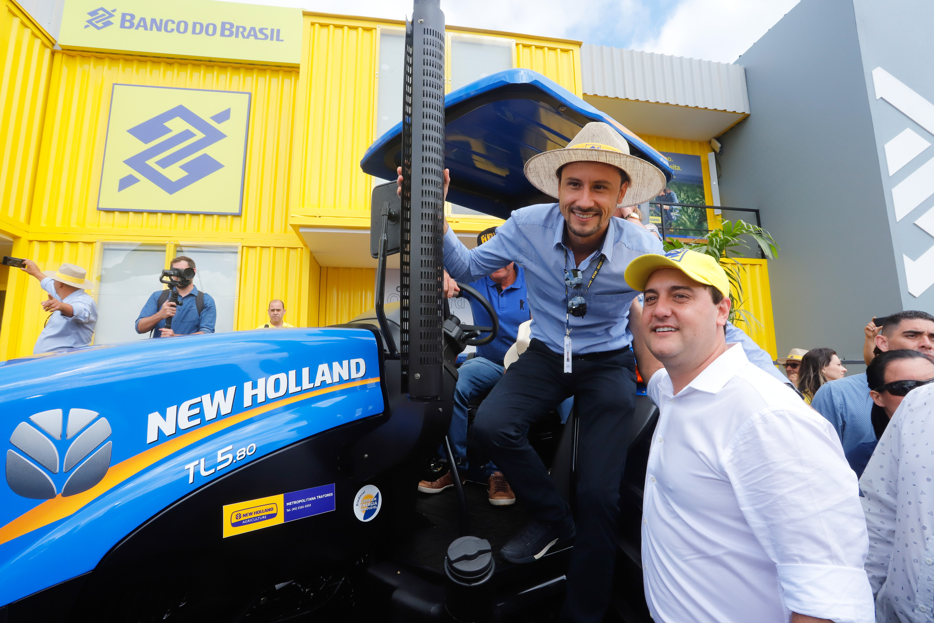 O governador Carlos Massa Ratinho Junior entregou nesta quinta-feira (06), durante o Show Rural, em Cascavel, as chaves de mais um trator do programa Trator Solidário. Os beneficiados foram o criador de vacas de leite Roque Selzler e sua mulher, Leonete, moradores de Pato Bragado. - Cascavel, 06/02/2020 - Foto: Rodrigo Félix Leal/AEN
