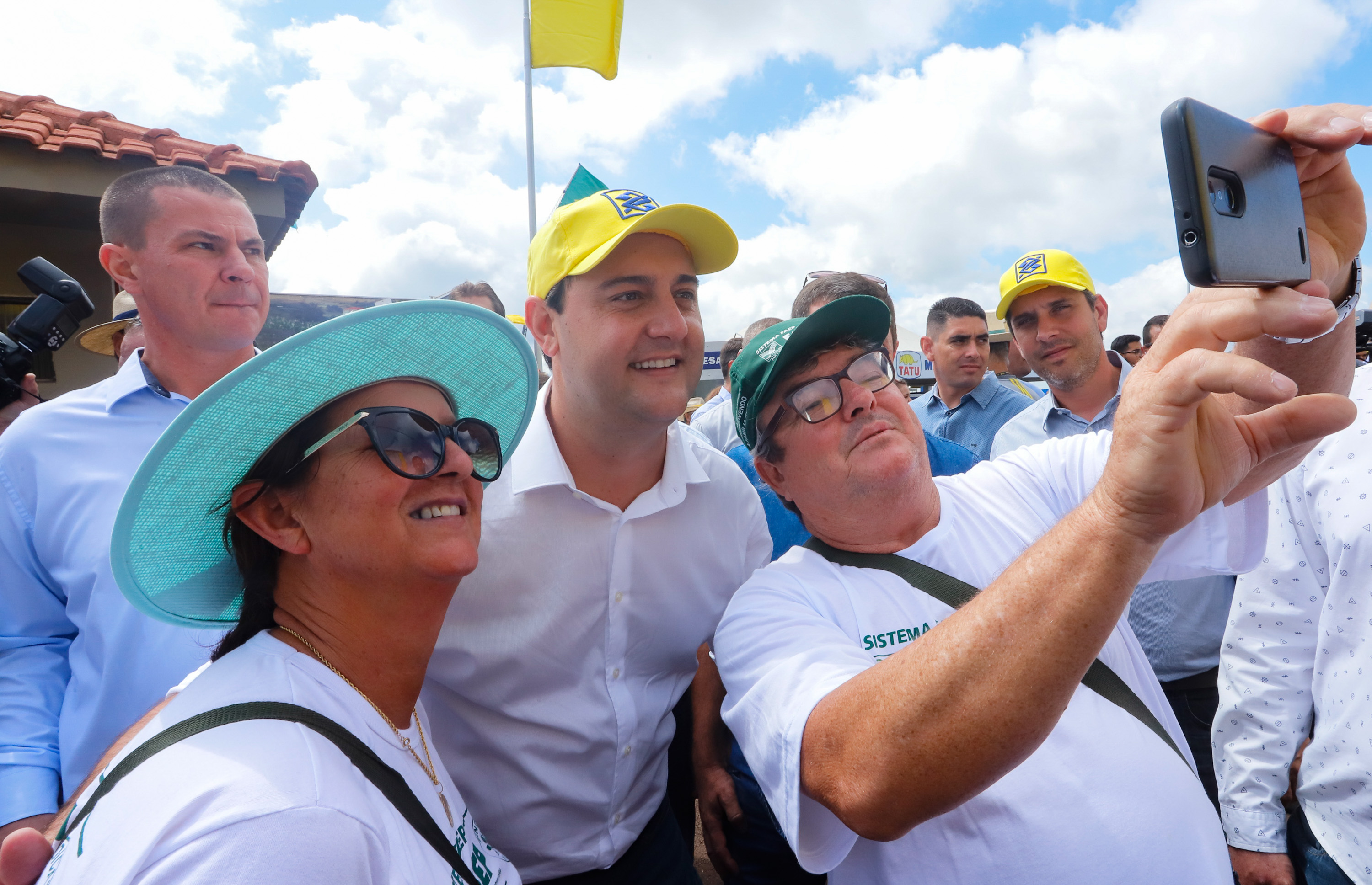 O governador Carlos Massa Ratinho Junior entregou nesta quinta-feira (06), durante o Show Rural, em Cascavel, as chaves de mais um trator do programa Trator Solidário. Os beneficiados foram o criador de vacas de leite Roque Selzler e sua mulher, Leonete, moradores de Pato Bragado. - Cascavel, 06/02/2020 - Foto: Rodrigo Félix Leal/AEN