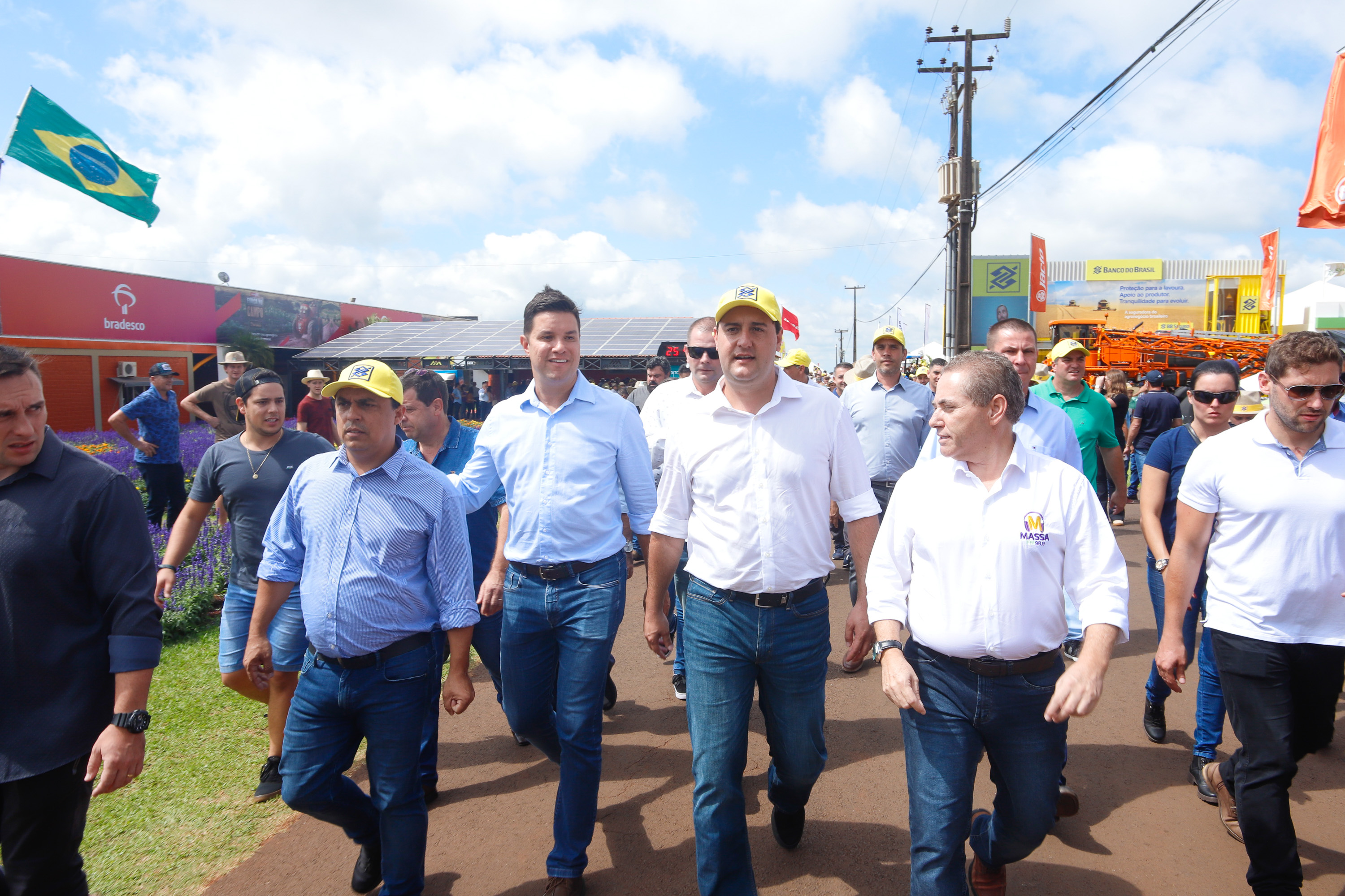 O governador Carlos Massa Ratinho Junior entregou nesta quinta-feira (06), durante o Show Rural, em Cascavel, as chaves de mais um trator do programa Trator Solidário. Os beneficiados foram o criador de vacas de leite Roque Selzler e sua mulher, Leonete, moradores de Pato Bragado. - Cascavel, 06/02/2020 - Foto: Rodrigo Félix Leal/AEN
