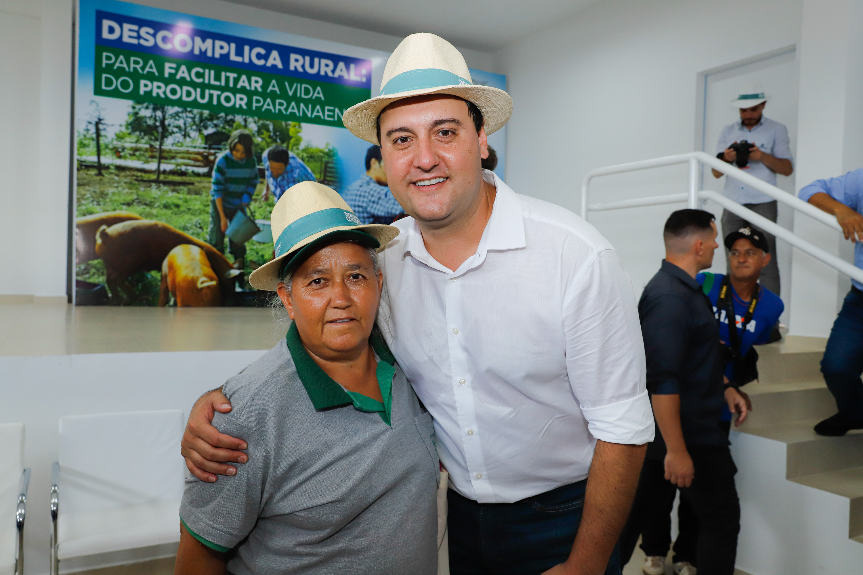 O governador Carlos Massa Ratinho Junior apresentou nesta quinta-feira (6) ao setor cooperativista o programa Descomplica Rural, criado para facilitar a emissão de licenciamentos ambientais. O objetivo é induzir o desenvolvimento sustentável com metodologia mais moderna, e permitir a geração de novos negócios e mais empregos no setor. A exposição detalhada das mudanças aconteceu na Casa Paraná Cooperativo, no Show Rural, em Cascavel.