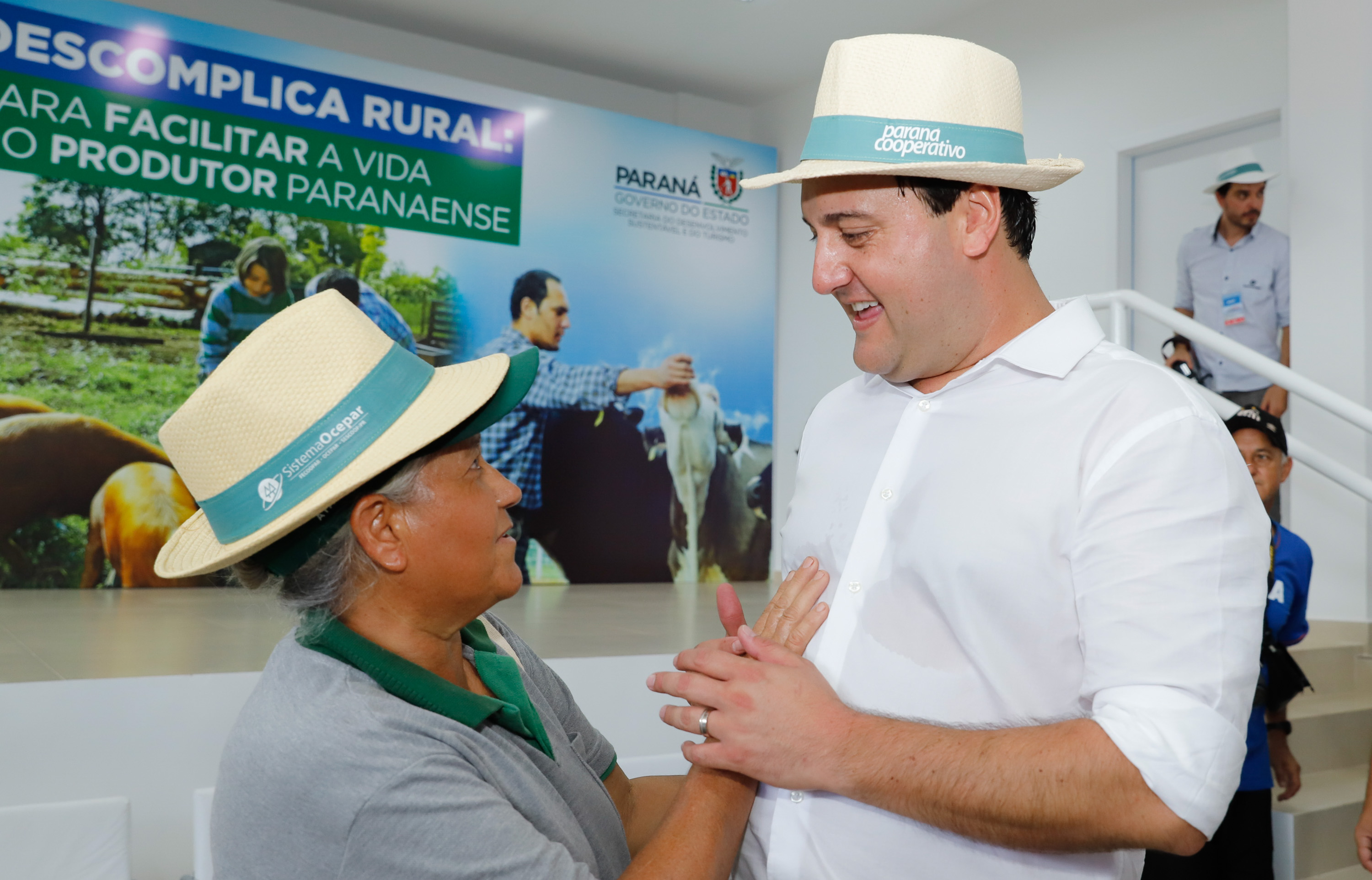 O governador Carlos Massa Ratinho Junior apresentou nesta quinta-feira (6) ao setor cooperativista o programa Descomplica Rural, criado para facilitar a emissão de licenciamentos ambientais. O objetivo é induzir o desenvolvimento sustentável com metodologia mais moderna, e permitir a geração de novos negócios e mais empregos no setor. A exposição detalhada das mudanças aconteceu na Casa Paraná Cooperativo, no Show Rural, em Cascavel.