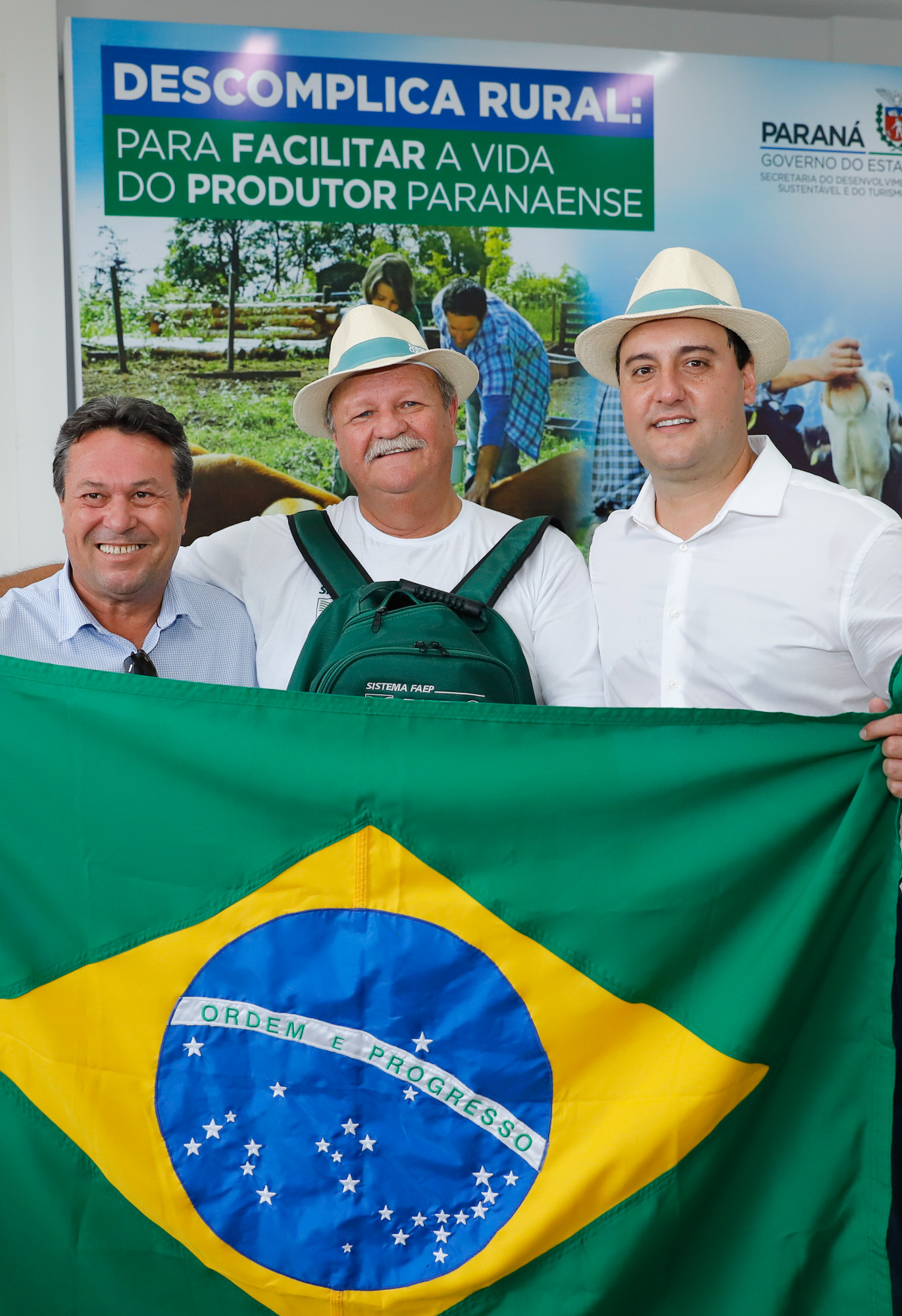 O governador Carlos Massa Ratinho Junior apresentou nesta quinta-feira (6) ao setor cooperativista o programa Descomplica Rural, criado para facilitar a emissão de licenciamentos ambientais. O objetivo é induzir o desenvolvimento sustentável com metodologia mais moderna, e permitir a geração de novos negócios e mais empregos no setor. A exposição detalhada das mudanças aconteceu na Casa Paraná Cooperativo, no Show Rural, em Cascavel.