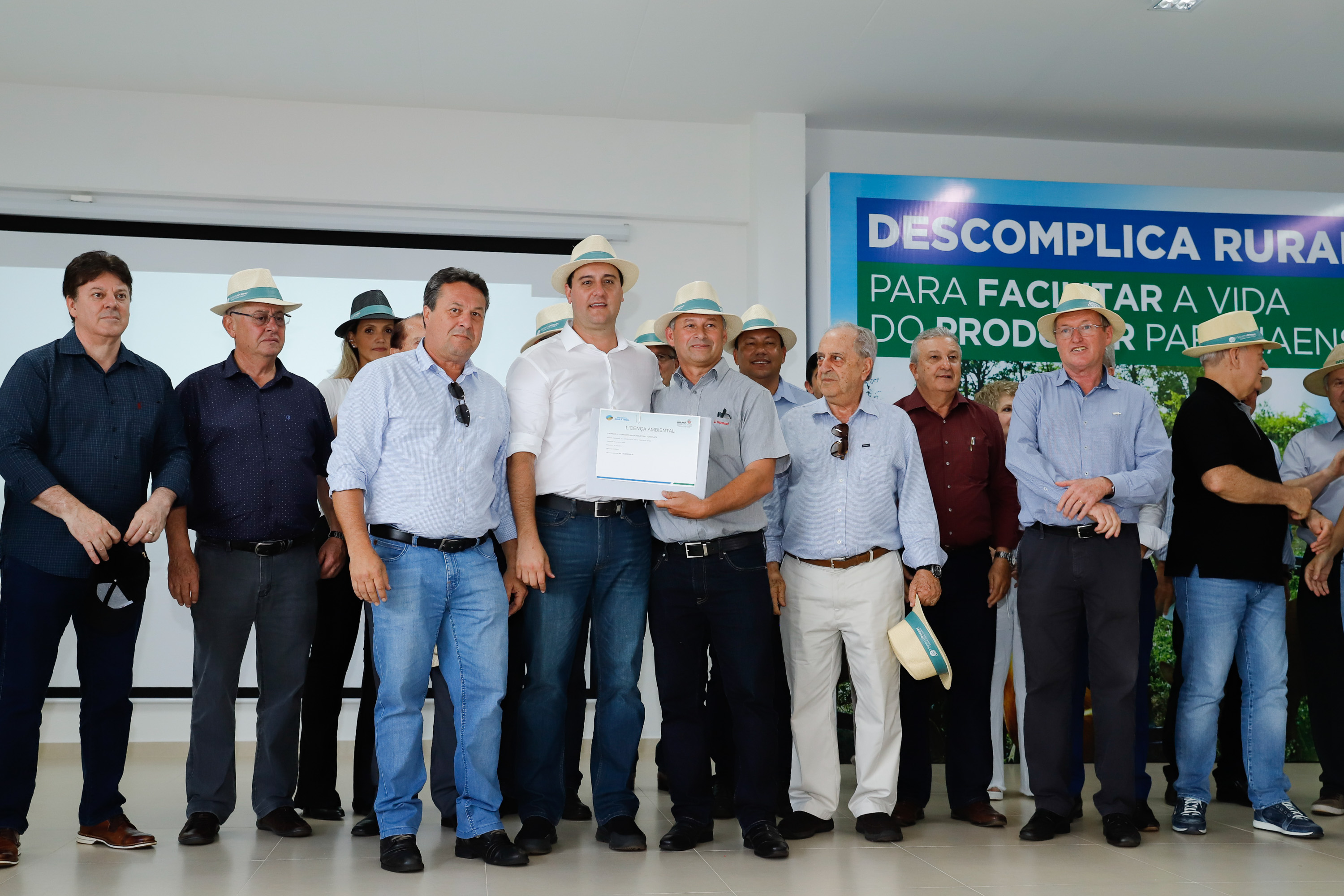 O governador Carlos Massa Ratinho Junior apresentou nesta quinta-feira (6) ao setor cooperativista o programa Descomplica Rural, criado para facilitar a emissão de licenciamentos ambientais. O objetivo é induzir o desenvolvimento sustentável com metodologia mais moderna, e permitir a geração de novos negócios e mais empregos no setor. A exposição detalhada das mudanças aconteceu na Casa Paraná Cooperativo, no Show Rural, em Cascavel.