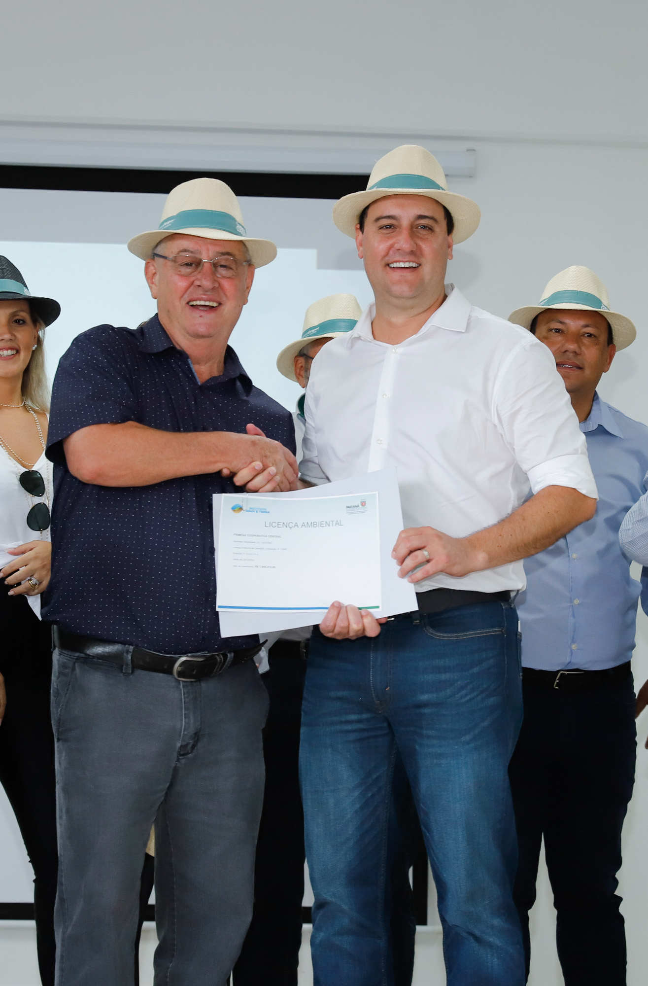 O governador Carlos Massa Ratinho Junior apresentou nesta quinta-feira (6) ao setor cooperativista o programa Descomplica Rural, criado para facilitar a emissão de licenciamentos ambientais. O objetivo é induzir o desenvolvimento sustentável com metodologia mais moderna, e permitir a geração de novos negócios e mais empregos no setor. A exposição detalhada das mudanças aconteceu na Casa Paraná Cooperativo, no Show Rural, em Cascavel.