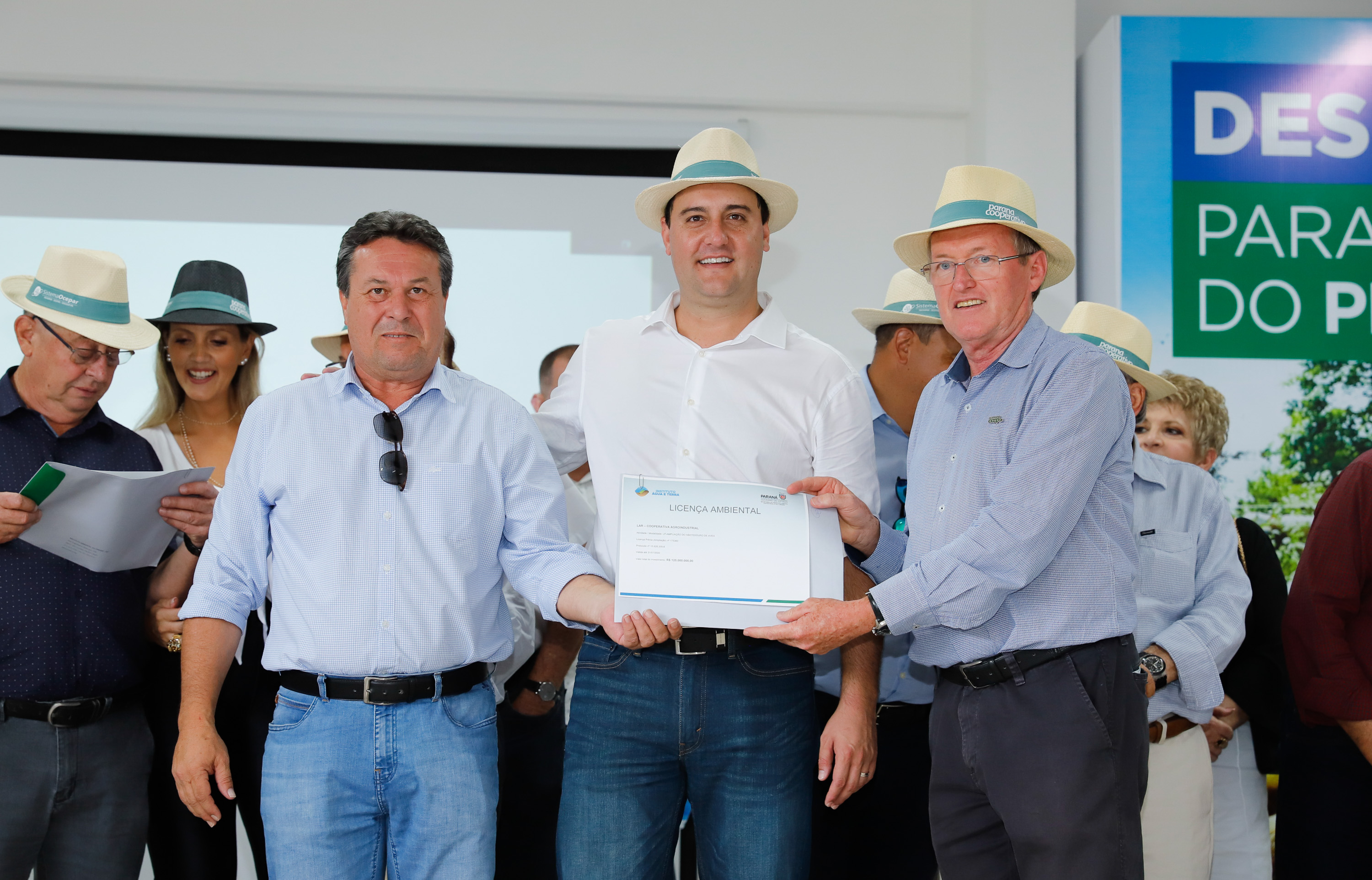 O governador Carlos Massa Ratinho Junior apresentou nesta quinta-feira (6) ao setor cooperativista o programa Descomplica Rural, criado para facilitar a emissão de licenciamentos ambientais. O objetivo é induzir o desenvolvimento sustentável com metodologia mais moderna, e permitir a geração de novos negócios e mais empregos no setor. A exposição detalhada das mudanças aconteceu na Casa Paraná Cooperativo, no Show Rural, em Cascavel.