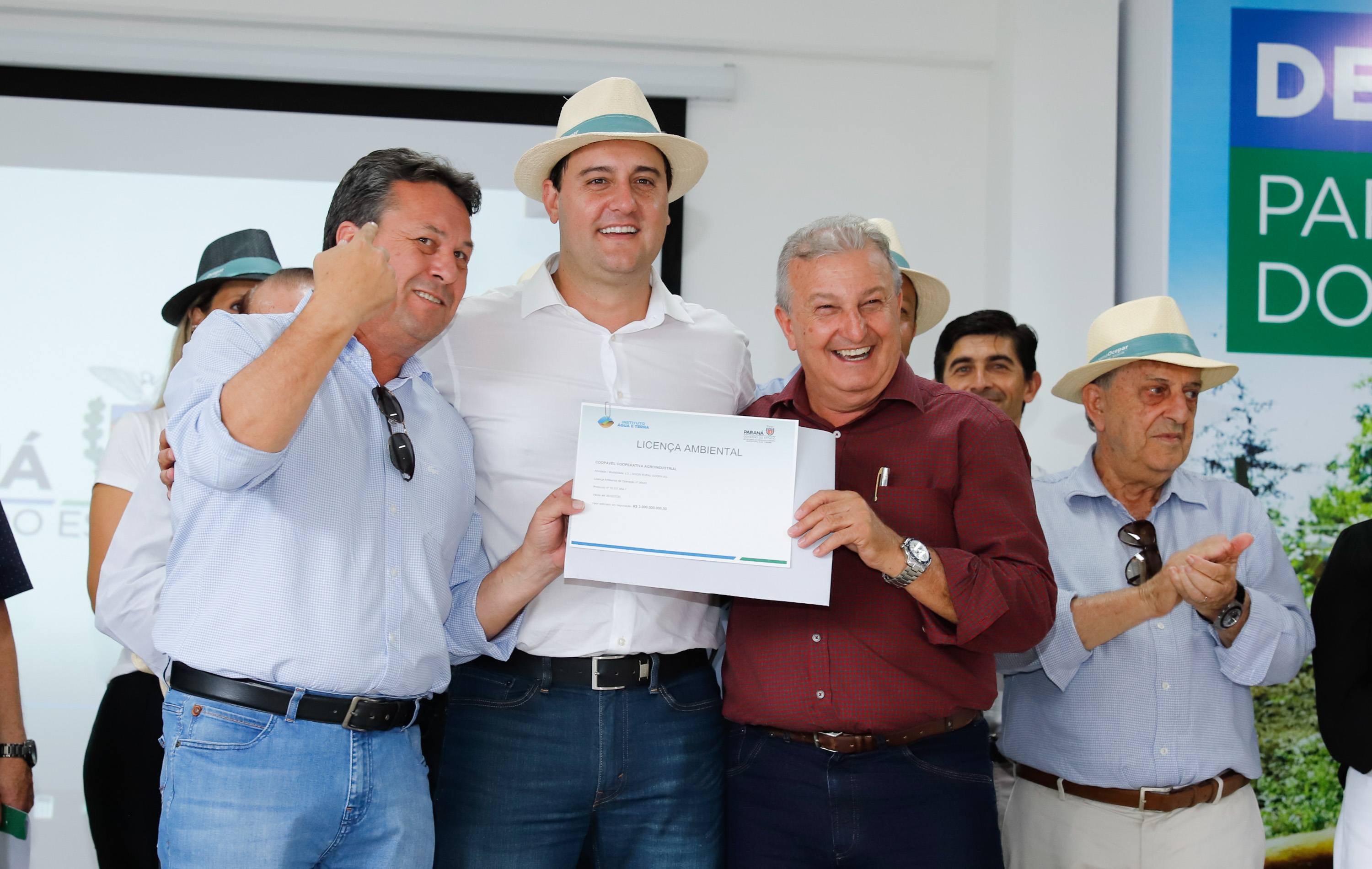 O governador Carlos Massa Ratinho Junior apresentou nesta quinta-feira (6) ao setor cooperativista o programa Descomplica Rural, criado para facilitar a emissão de licenciamentos ambientais. O objetivo é induzir o desenvolvimento sustentável com metodologia mais moderna, e permitir a geração de novos negócios e mais empregos no setor. A exposição detalhada das mudanças aconteceu na Casa Paraná Cooperativo, no Show Rural, em Cascavel.