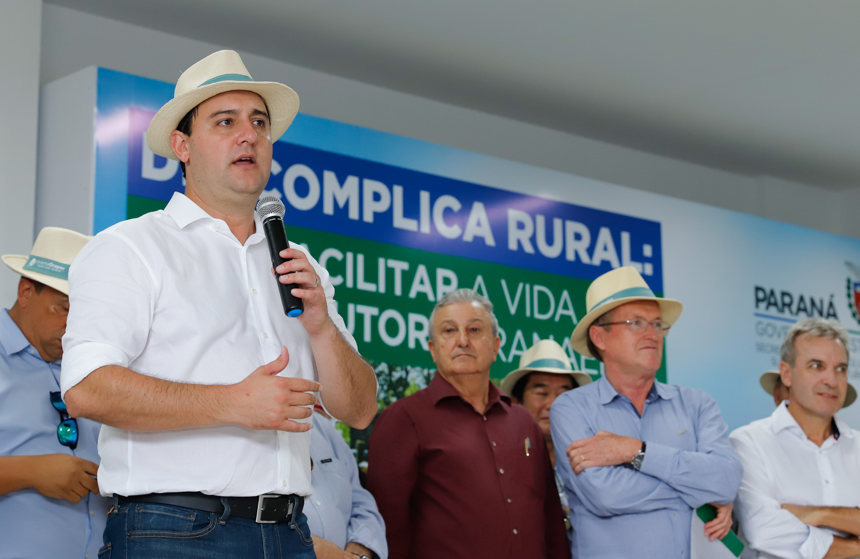 O governador Carlos Massa Ratinho Junior apresentou nesta quinta-feira (6) ao setor cooperativista o programa Descomplica Rural, criado para facilitar a emissão de licenciamentos ambientais. O objetivo é induzir o desenvolvimento sustentável com metodologia mais moderna, e permitir a geração de novos negócios e mais empregos no setor. A exposição detalhada das mudanças aconteceu na Casa Paraná Cooperativo, no Show Rural, em Cascavel.