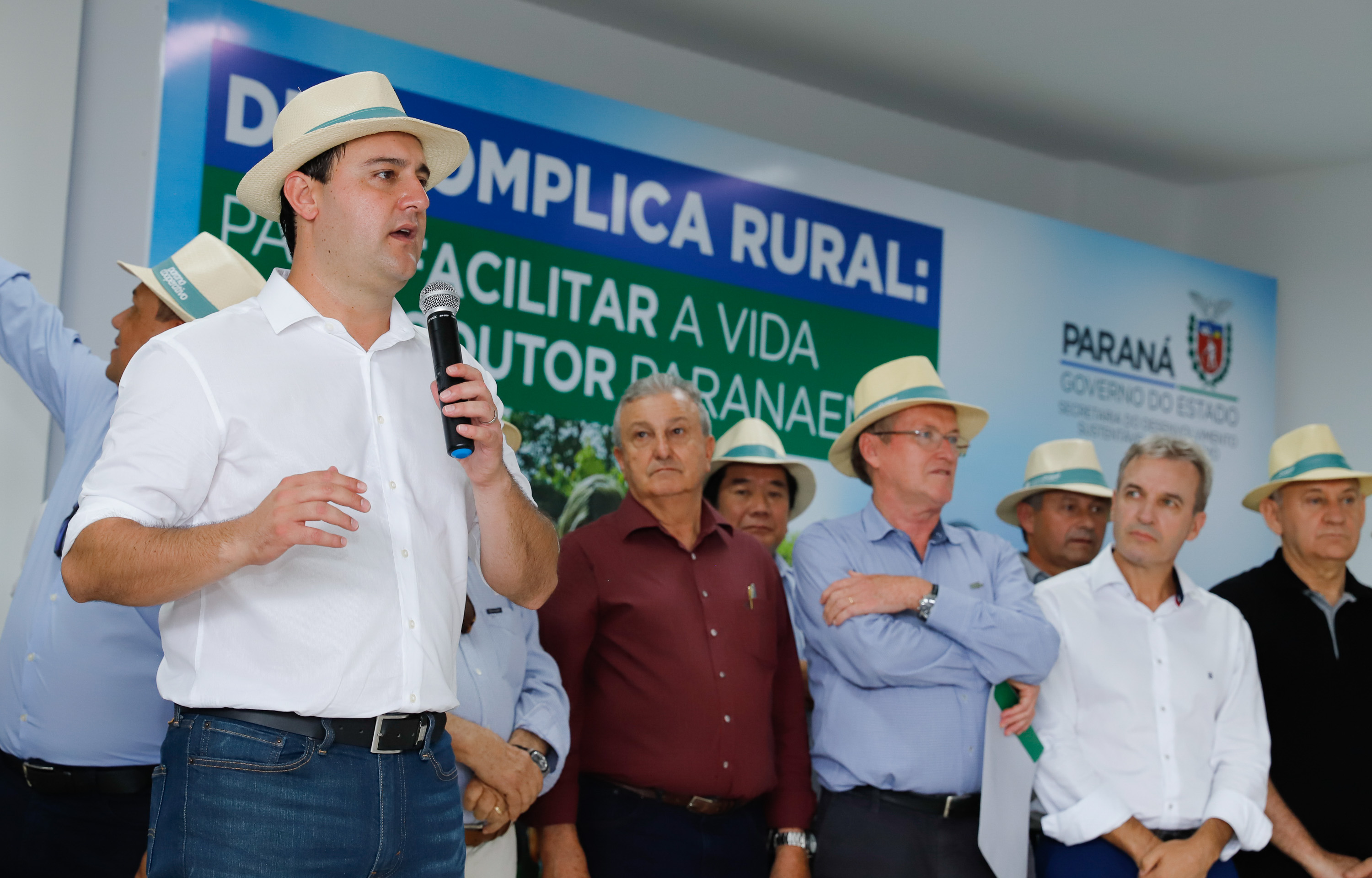 O governador Carlos Massa Ratinho Junior apresentou nesta quinta-feira (6) ao setor cooperativista o programa Descomplica Rural, criado para facilitar a emissão de licenciamentos ambientais. O objetivo é induzir o desenvolvimento sustentável com metodologia mais moderna, e permitir a geração de novos negócios e mais empregos no setor. A exposição detalhada das mudanças aconteceu na Casa Paraná Cooperativo, no Show Rural, em Cascavel.
