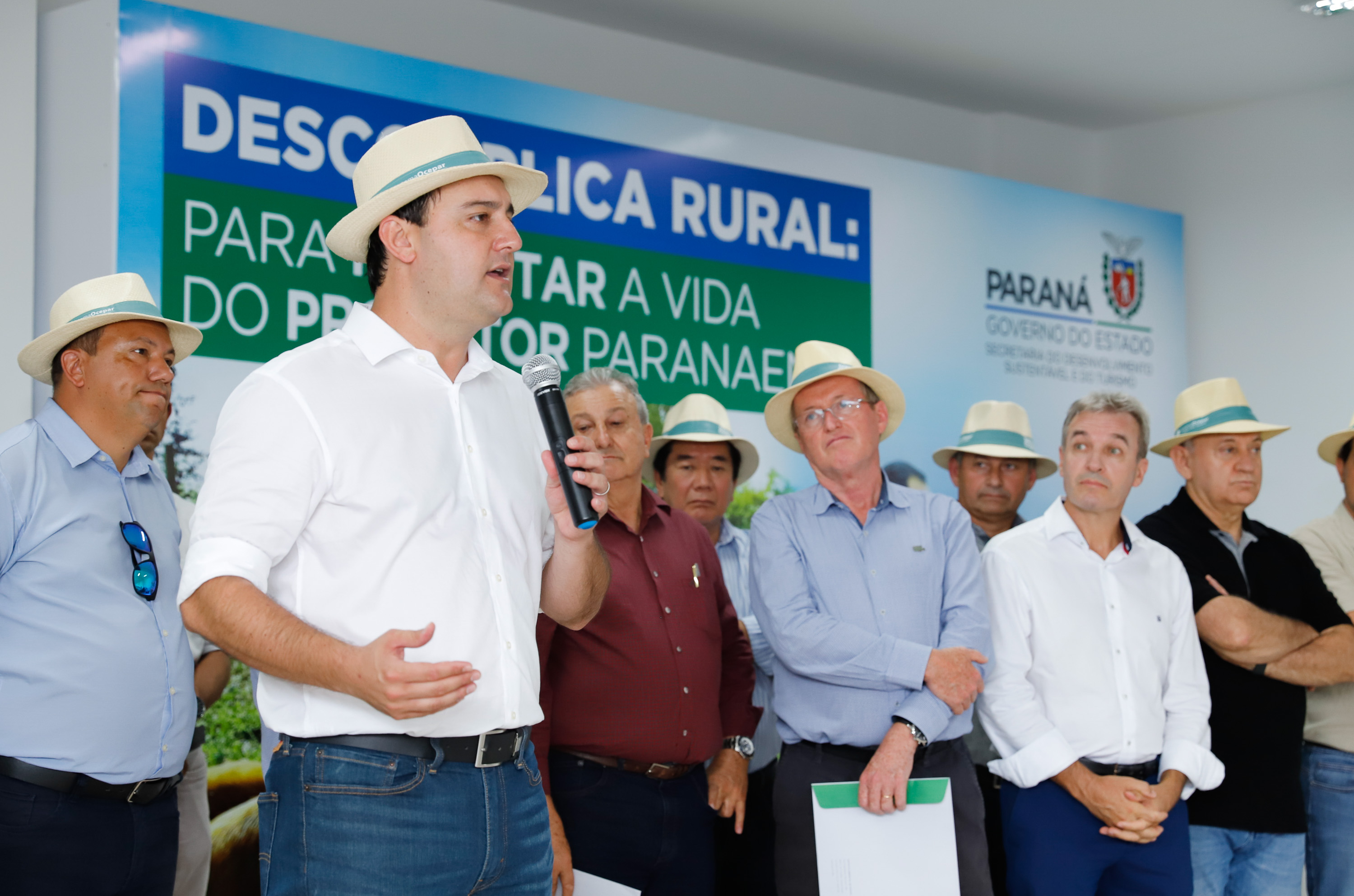O governador Carlos Massa Ratinho Junior apresentou nesta quinta-feira (6) ao setor cooperativista o programa Descomplica Rural, criado para facilitar a emissão de licenciamentos ambientais. O objetivo é induzir o desenvolvimento sustentável com metodologia mais moderna, e permitir a geração de novos negócios e mais empregos no setor. A exposição detalhada das mudanças aconteceu na Casa Paraná Cooperativo, no Show Rural, em Cascavel.