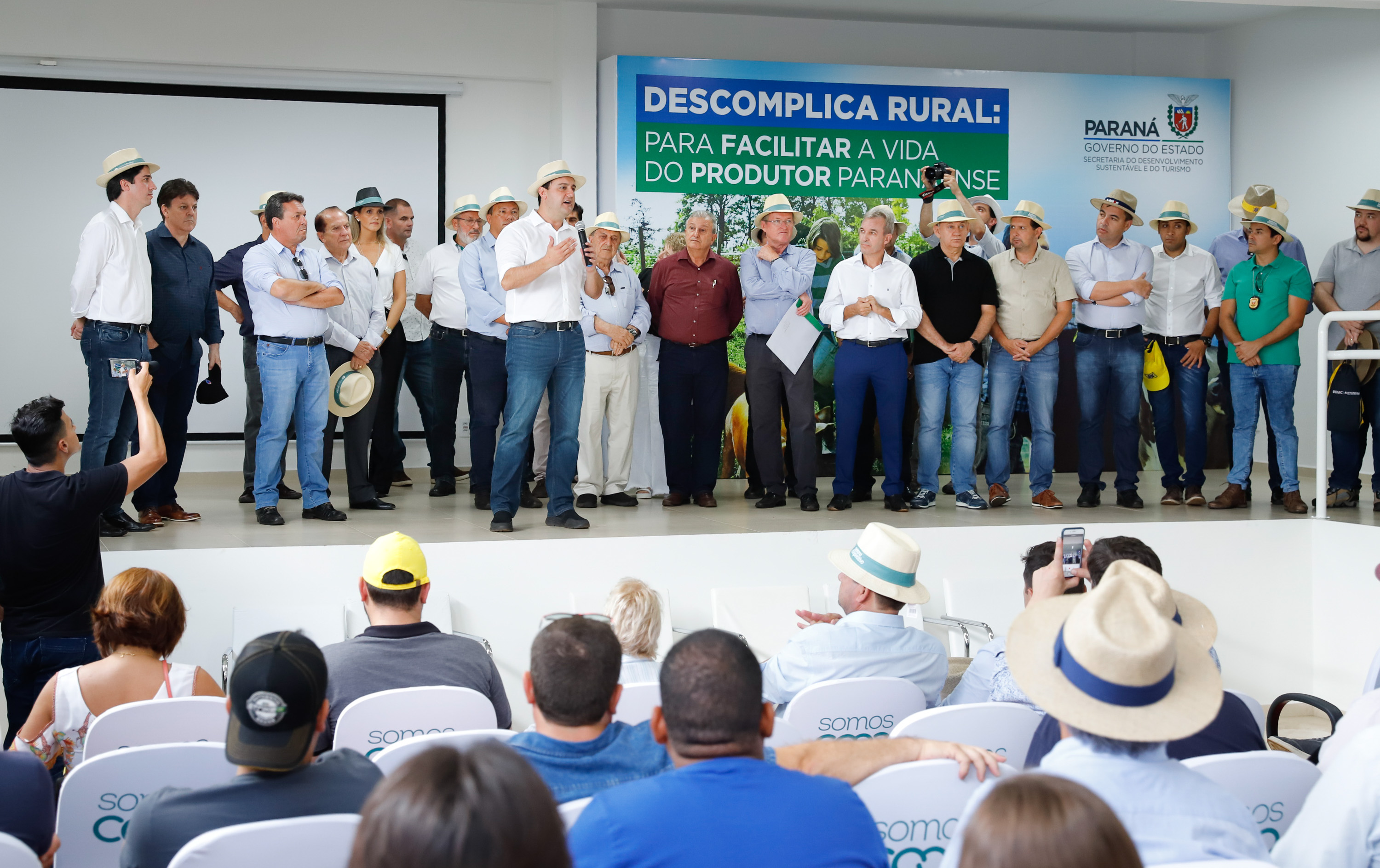 O governador Carlos Massa Ratinho Junior apresentou nesta quinta-feira (6) ao setor cooperativista o programa Descomplica Rural, criado para facilitar a emissão de licenciamentos ambientais. O objetivo é induzir o desenvolvimento sustentável com metodologia mais moderna, e permitir a geração de novos negócios e mais empregos no setor. A exposição detalhada das mudanças aconteceu na Casa Paraná Cooperativo, no Show Rural, em Cascavel.