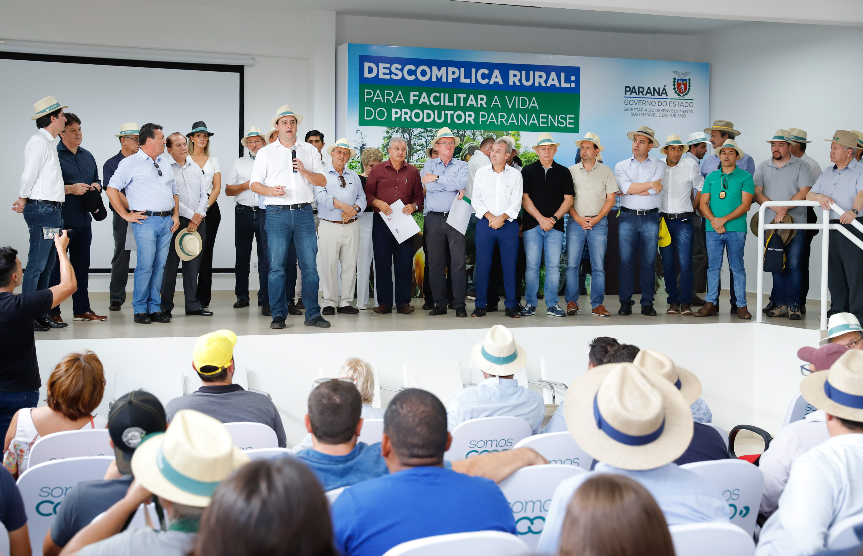 O governador Carlos Massa Ratinho Junior apresentou nesta quinta-feira (6) ao setor cooperativista o programa Descomplica Rural, criado para facilitar a emissão de licenciamentos ambientais. O objetivo é induzir o desenvolvimento sustentável com metodologia mais moderna, e permitir a geração de novos negócios e mais empregos no setor. A exposição detalhada das mudanças aconteceu na Casa Paraná Cooperativo, no Show Rural, em Cascavel.