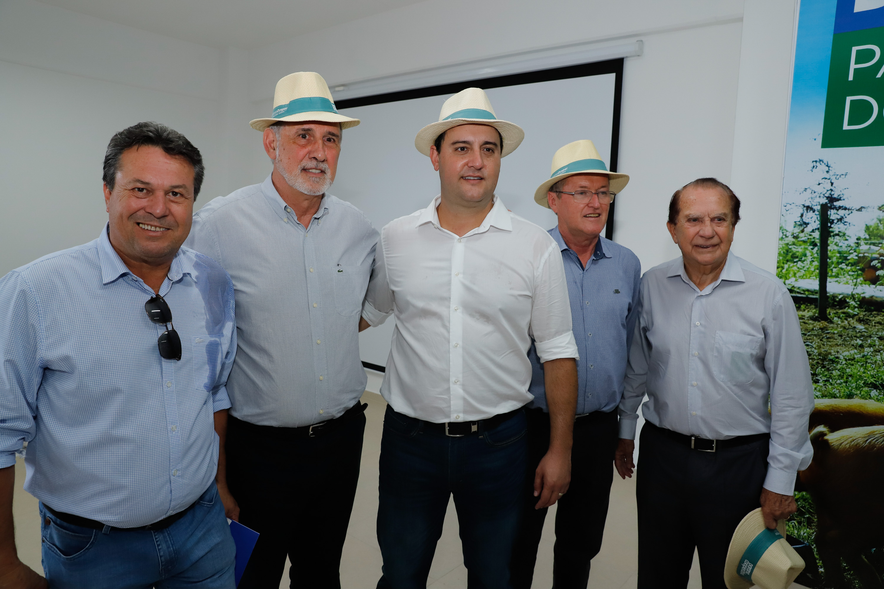 O governador Carlos Massa Ratinho Junior apresentou nesta quinta-feira (6) ao setor cooperativista o programa Descomplica Rural, criado para facilitar a emissão de licenciamentos ambientais. O objetivo é induzir o desenvolvimento sustentável com metodologia mais moderna, e permitir a geração de novos negócios e mais empregos no setor. A exposição detalhada das mudanças aconteceu na Casa Paraná Cooperativo, no Show Rural, em Cascavel.
