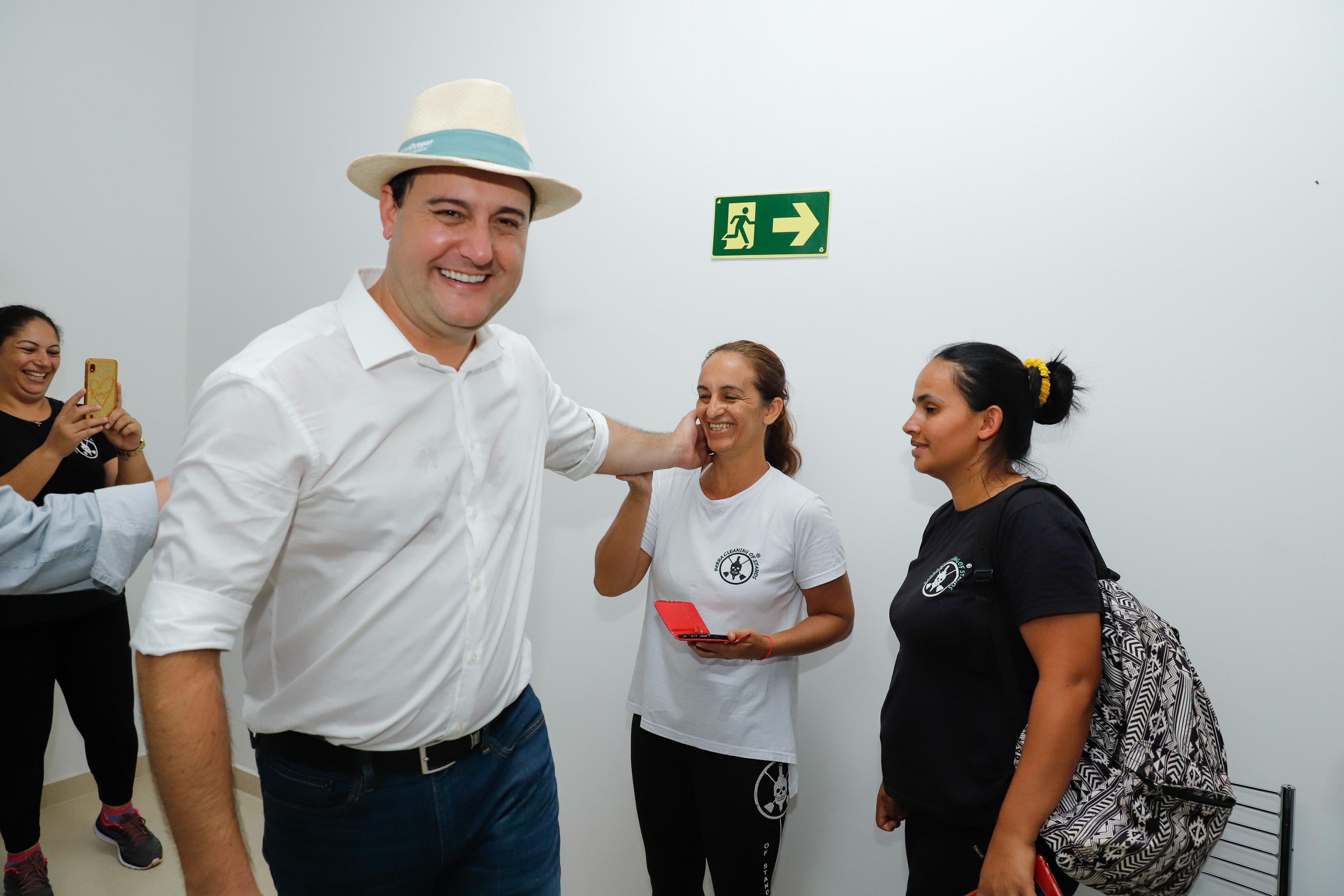 O governador Carlos Massa Ratinho Junior apresentou nesta quinta-feira (6) ao setor cooperativista o programa Descomplica Rural, criado para facilitar a emissão de licenciamentos ambientais. O objetivo é induzir o desenvolvimento sustentável com metodologia mais moderna, e permitir a geração de novos negócios e mais empregos no setor. A exposição detalhada das mudanças aconteceu na Casa Paraná Cooperativo, no Show Rural, em Cascavel.