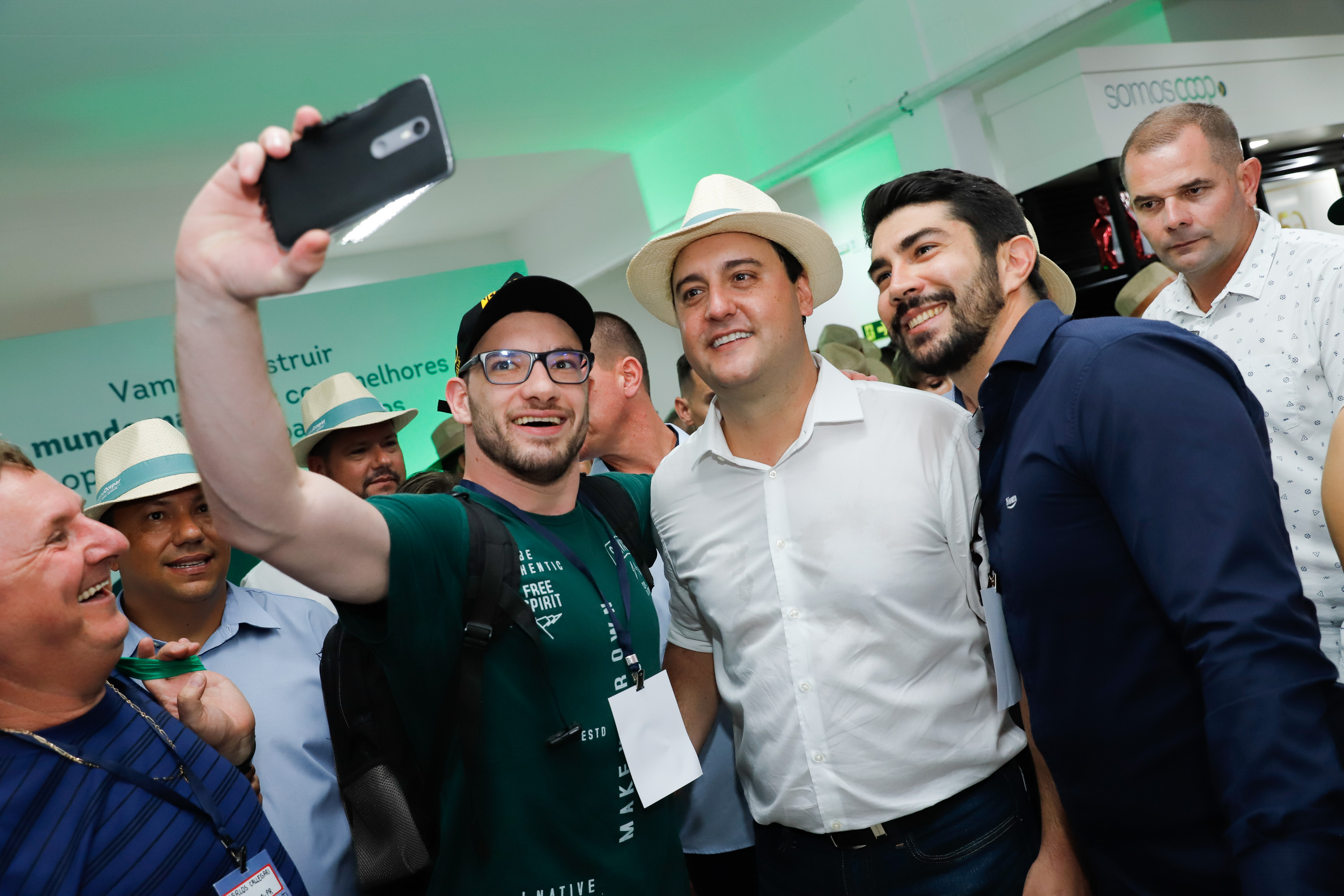 O governador Carlos Massa Ratinho Junior apresentou nesta quinta-feira (6) ao setor cooperativista o programa Descomplica Rural, criado para facilitar a emissão de licenciamentos ambientais. O objetivo é induzir o desenvolvimento sustentável com metodologia mais moderna, e permitir a geração de novos negócios e mais empregos no setor. A exposição detalhada das mudanças aconteceu na Casa Paraná Cooperativo, no Show Rural, em Cascavel.