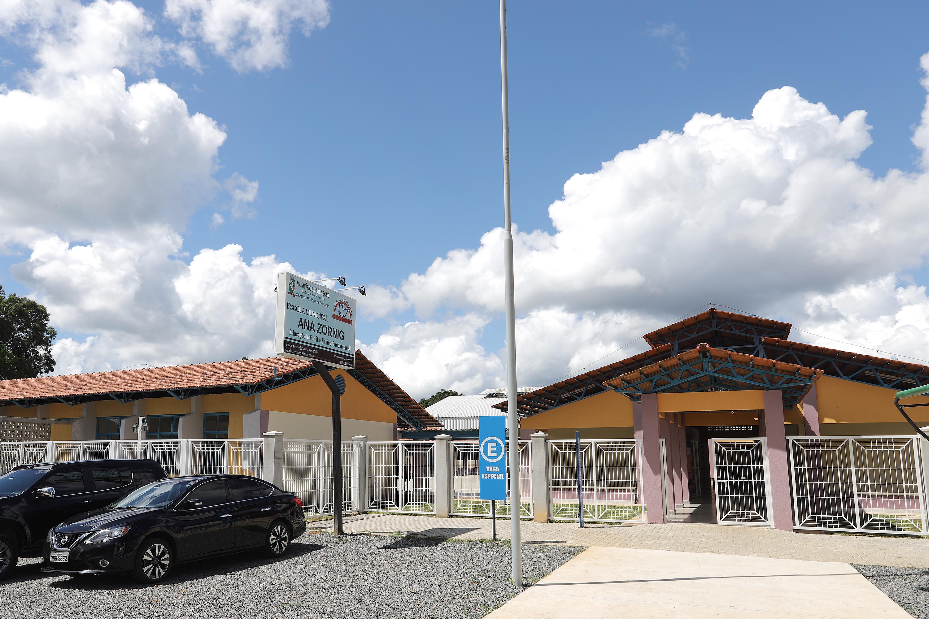 GOVERNADOR INAUGURA ESCOLA E LIBERA RECURSOS EM RIO NEGRO. O governador Carlos Massa Ratinho inaugura a Escola Municipal Ana Zorning e confirma recursos para pavimentação, em Rio Negro, região sudeste do Paraná. Presentes no evento: prefeito de Rio Negro, Milton José Paizani; secretário de Desenvolvimento Urbano, João Carlos Ortega; secretário de Educação e do Esporte, Renato Feder; de Agricultura e Abastecimento, Norberto Ortigara; entre outros.Rio Negro, 13-02-20.Foto: Arnaldo Alves / AEN.