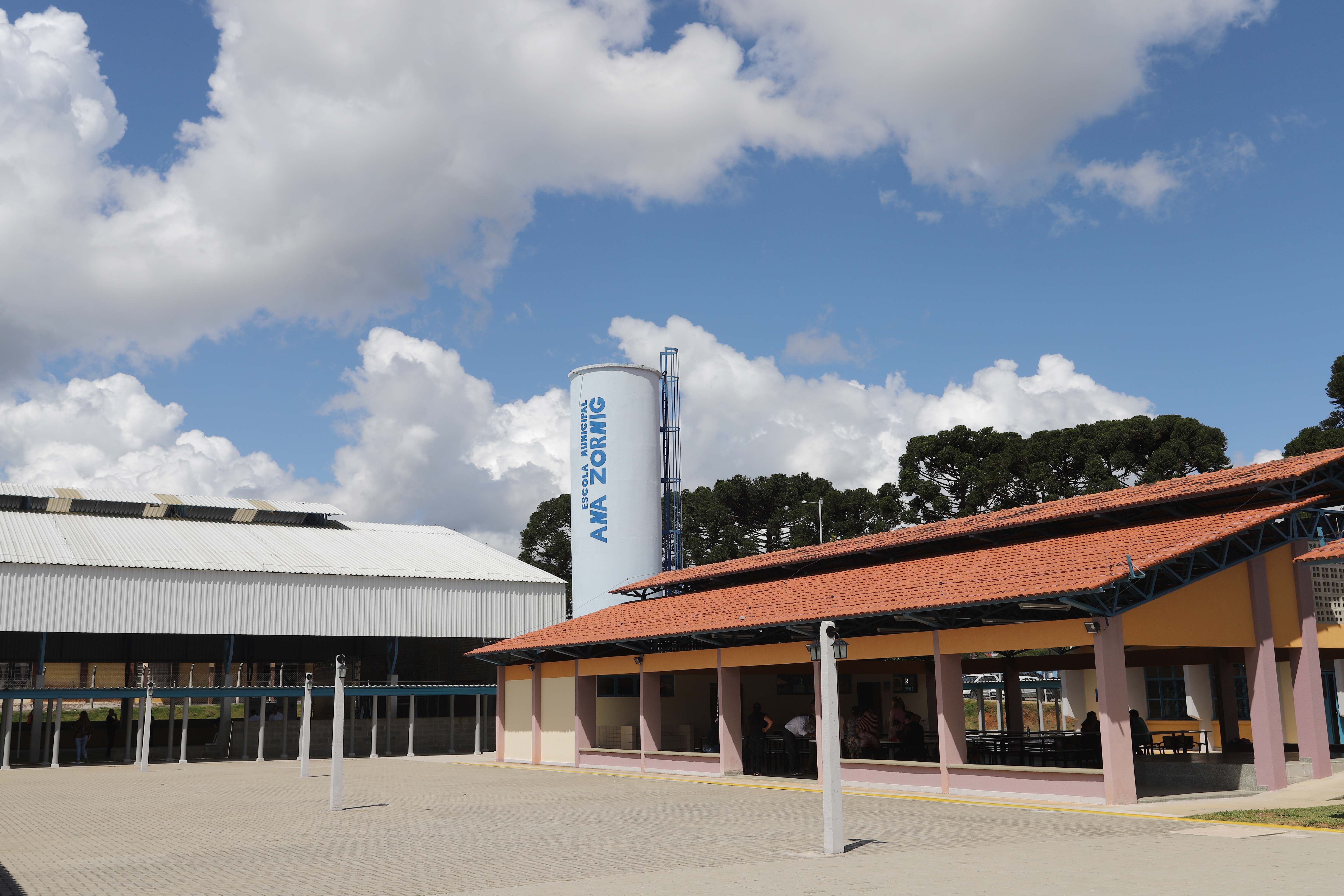 GOVERNADOR INAUGURA ESCOLA E LIBERA RECURSOS EM RIO NEGRO. O governador Carlos Massa Ratinho inaugura a Escola Municipal Ana Zorning e confirma recursos para pavimentação, em Rio Negro, região sudeste do Paraná. Presentes no evento: prefeito de Rio Negro, Milton José Paizani; secretário de Desenvolvimento Urbano, João Carlos Ortega; secretário de Educação e do Esporte, Renato Feder; de Agricultura e Abastecimento, Norberto Ortigara; entre outros.Rio Negro, 13-02-20.Foto: Arnaldo Alves / AEN.
