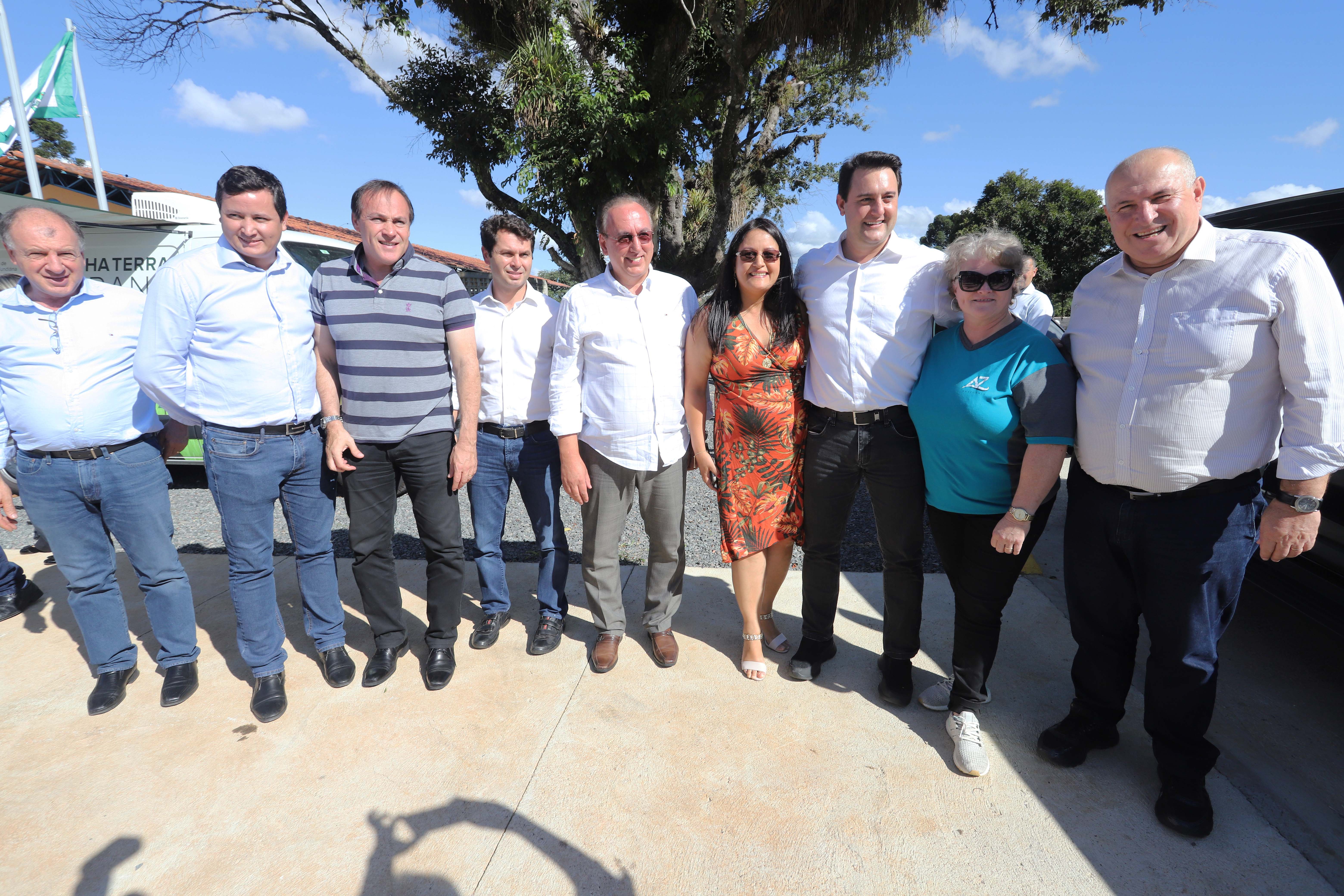 GOVERNADOR INAUGURA ESCOLA E LIBERA RECURSOS EM RIO NEGRO. O governador Carlos Massa Ratinho inaugura a Escola Municipal Ana Zorning e confirma recursos para pavimentação, em Rio Negro, região sudeste do Paraná. Presentes no evento: prefeito de Rio Negro, Milton José Paizani; secretário de Desenvolvimento Urbano, João Carlos Ortega; secretário de Educação e do Esporte, Renato Feder; de Agricultura e Abastecimento, Norberto Ortigara; entre outros.Rio Negro, 13-02-20.Foto: Arnaldo Alves / AEN.