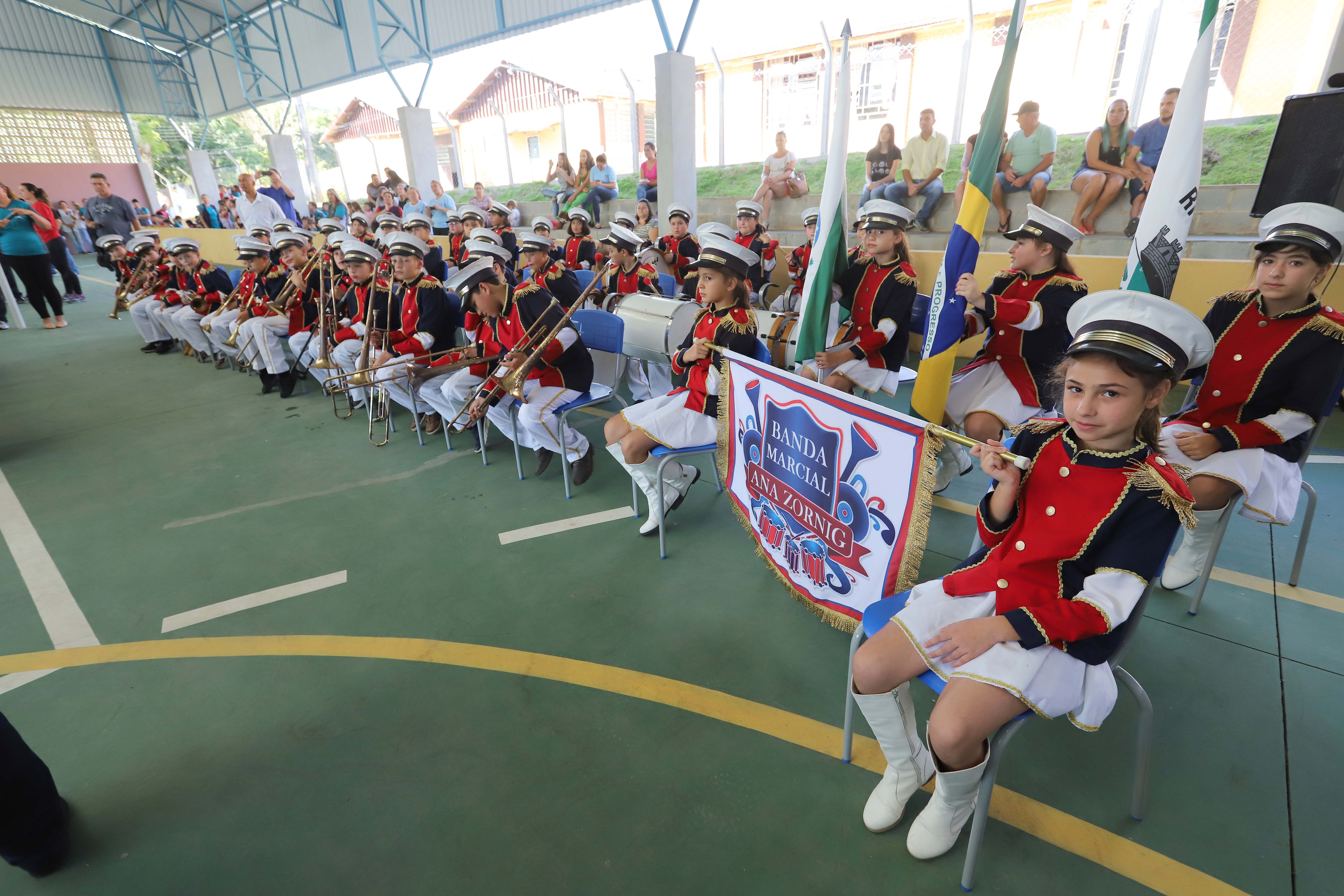 GOVERNADOR INAUGURA ESCOLA E LIBERA RECURSOS EM RIO NEGRO. O governador Carlos Massa Ratinho inaugura a Escola Municipal Ana Zorning e confirma recursos para pavimentação, em Rio Negro, região sudeste do Paraná. Presentes no evento: prefeito de Rio Negro, Milton José Paizani; secretário de Desenvolvimento Urbano, João Carlos Ortega; secretário de Educação e do Esporte, Renato Feder; de Agricultura e Abastecimento, Norberto Ortigara; entre outros.Rio Negro, 13-02-20.Foto: Arnaldo Alves / AEN.