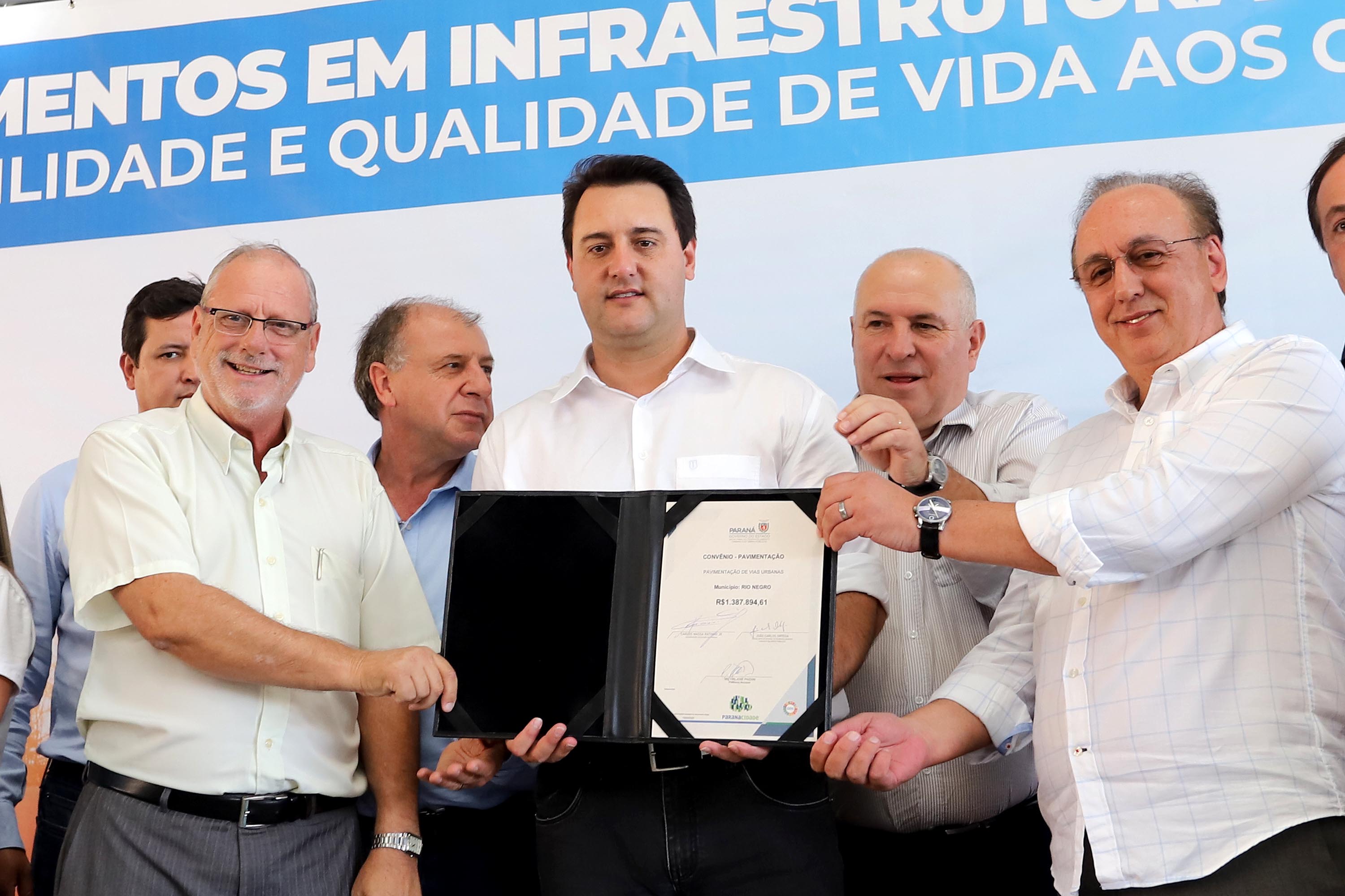 GOVERNADOR INAUGURA ESCOLA E LIBERA RECURSOS EM RIO NEGRO. O governador Carlos Massa Ratinho inaugura a Escola Municipal Ana Zorning e confirma recursos para pavimentação, em Rio Negro, região sudeste do Paraná. Presentes no evento: prefeito de Rio Negro, Milton José Paizani; secretário de Desenvolvimento Urbano, João Carlos Ortega; secretário de Educação e do Esporte, Renato Feder; de Agricultura e Abastecimento, Norberto Ortigara; entre outros.Rio Negro, 13-02-20.Foto: Arnaldo Alves / AEN.