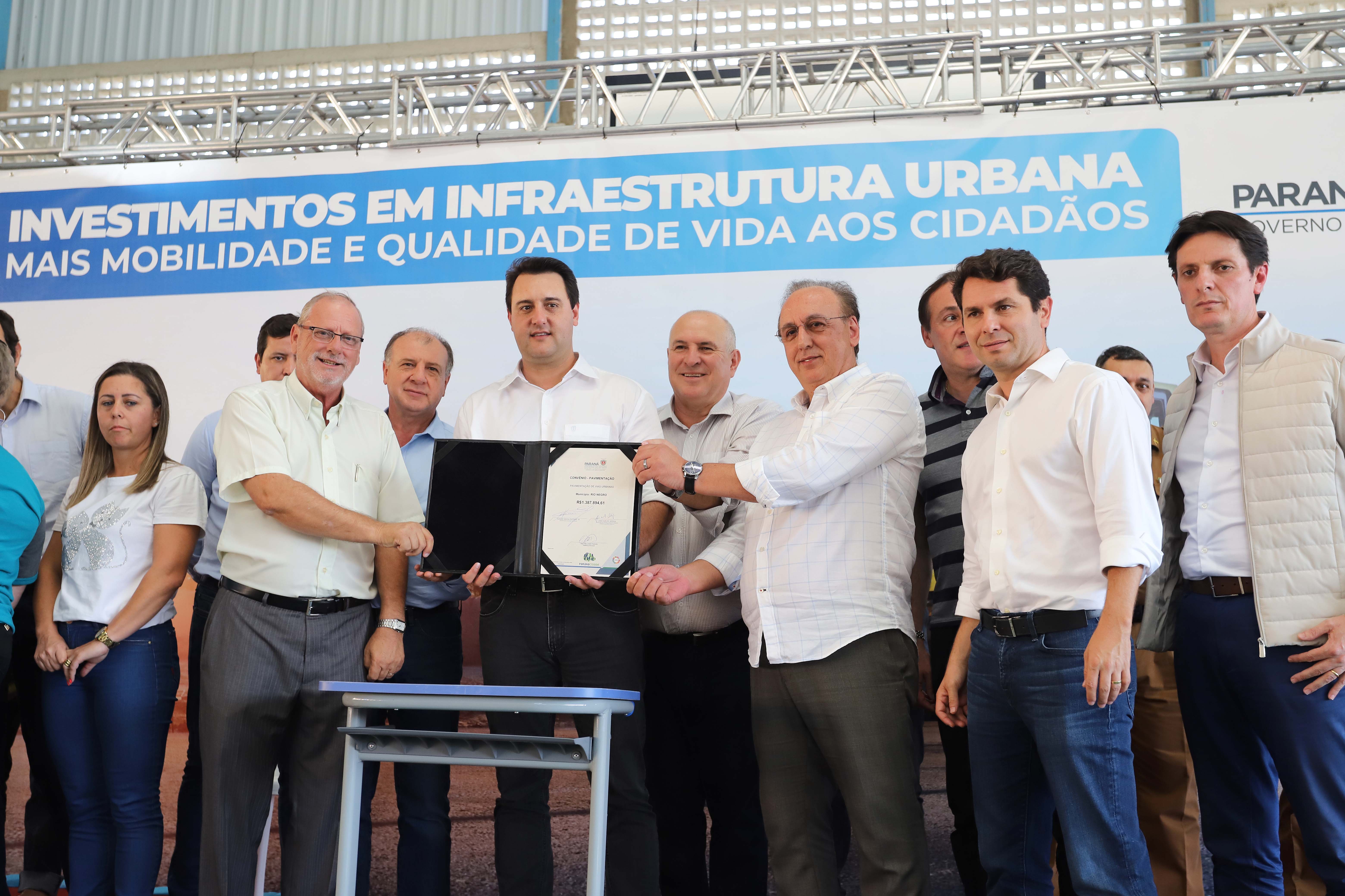 GOVERNADOR INAUGURA ESCOLA E LIBERA RECURSOS EM RIO NEGRO. O governador Carlos Massa Ratinho inaugura a Escola Municipal Ana Zorning e confirma recursos para pavimentação, em Rio Negro, região sudeste do Paraná. Presentes no evento: prefeito de Rio Negro, Milton José Paizani; secretário de Desenvolvimento Urbano, João Carlos Ortega; secretário de Educação e do Esporte, Renato Feder; de Agricultura e Abastecimento, Norberto Ortigara; entre outros.Rio Negro, 13-02-20.Foto: Arnaldo Alves / AEN.