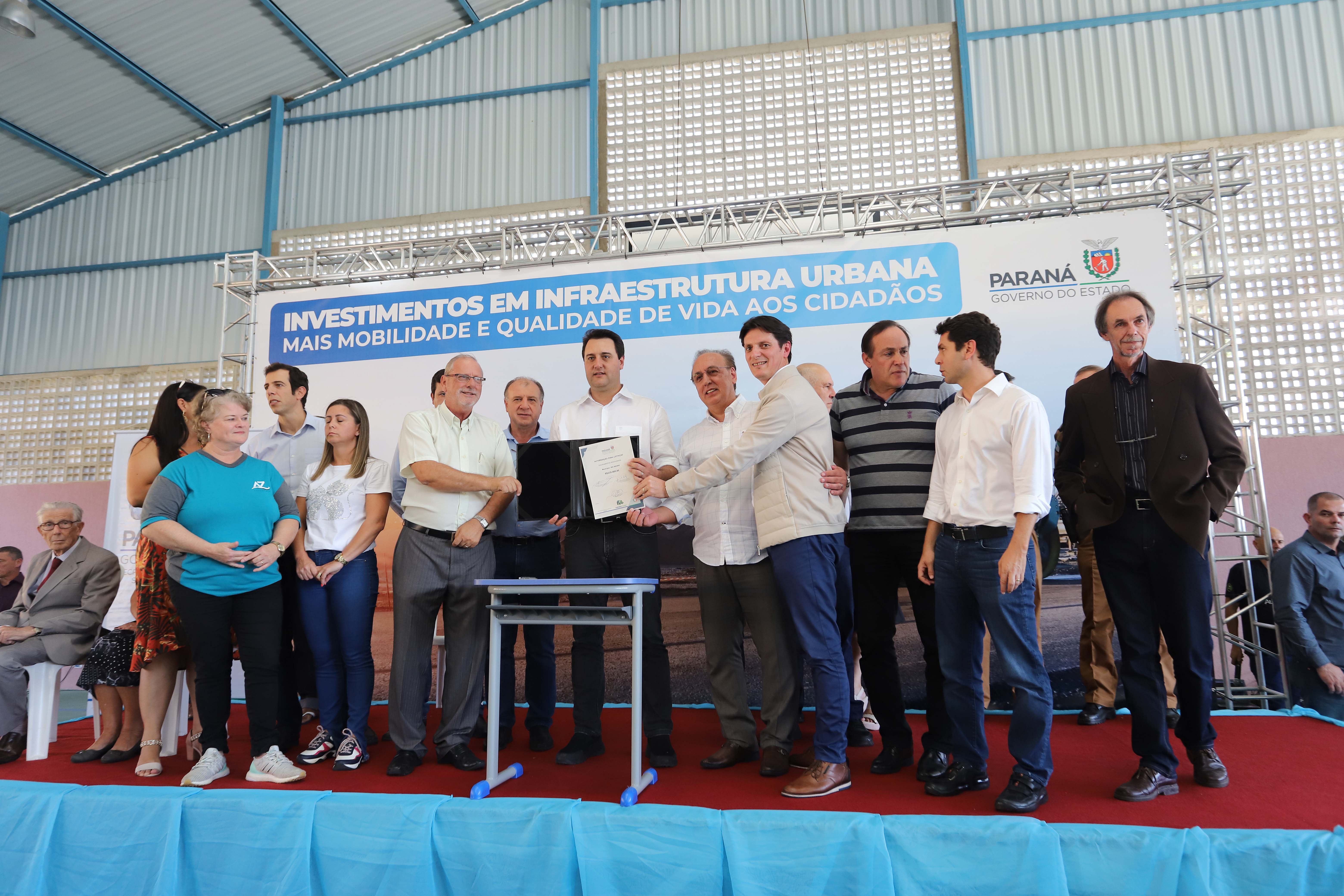 GOVERNADOR INAUGURA ESCOLA E LIBERA RECURSOS EM RIO NEGRO. O governador Carlos Massa Ratinho inaugura a Escola Municipal Ana Zorning e confirma recursos para pavimentação, em Rio Negro, região sudeste do Paraná. Presentes no evento: prefeito de Rio Negro, Milton José Paizani; secretário de Desenvolvimento Urbano, João Carlos Ortega; secretário de Educação e do Esporte, Renato Feder; de Agricultura e Abastecimento, Norberto Ortigara; entre outros.Rio Negro, 13-02-20.Foto: Arnaldo Alves / AEN.
