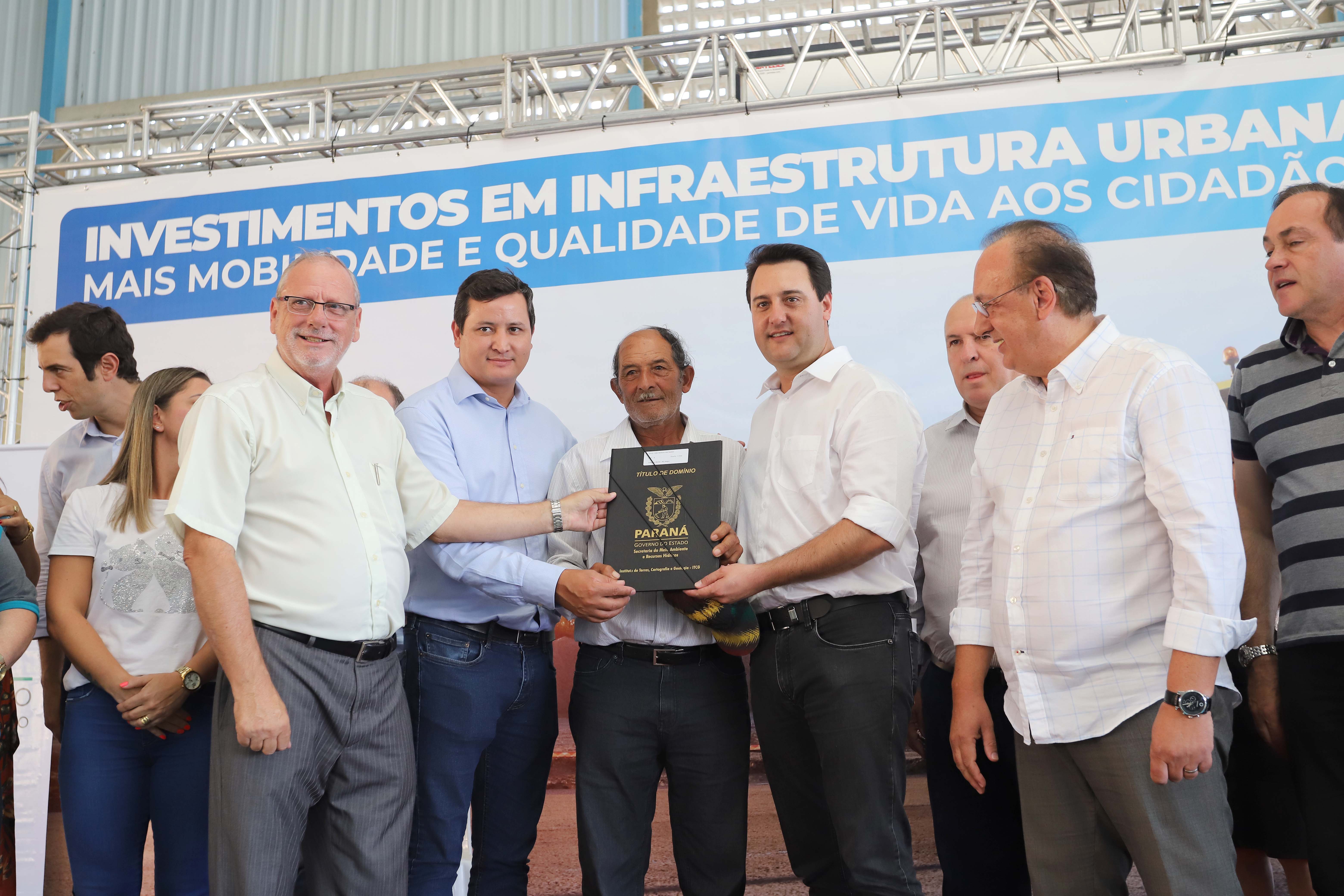 GOVERNADOR INAUGURA ESCOLA E LIBERA RECURSOS EM RIO NEGRO. O governador Carlos Massa Ratinho inaugura a Escola Municipal Ana Zorning e confirma recursos para pavimentação, em Rio Negro, região sudeste do Paraná. Presentes no evento: prefeito de Rio Negro, Milton José Paizani; secretário de Desenvolvimento Urbano, João Carlos Ortega; secretário de Educação e do Esporte, Renato Feder; de Agricultura e Abastecimento, Norberto Ortigara; entre outros.Rio Negro, 13-02-20.Foto: Arnaldo Alves / AEN.
