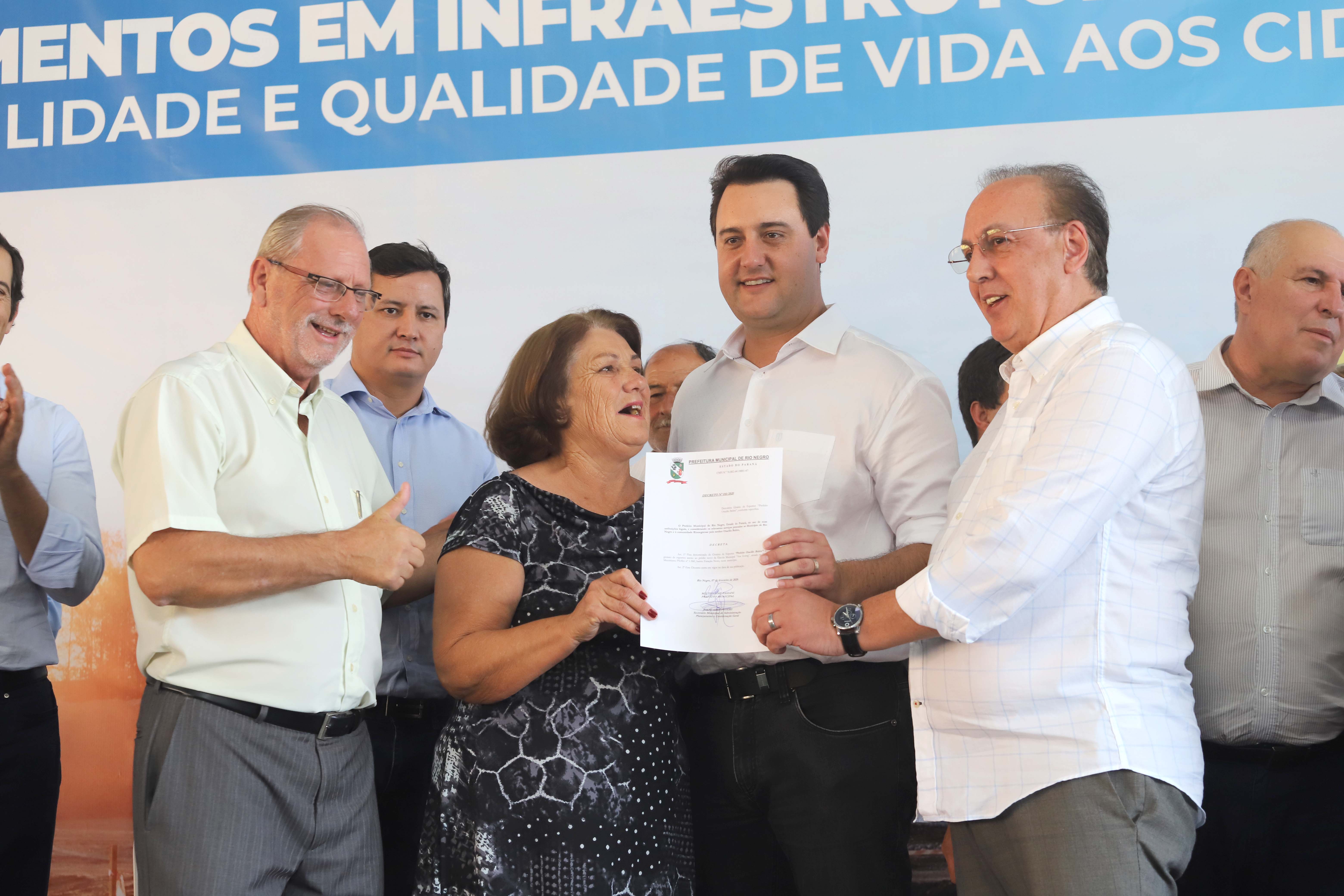 GOVERNADOR INAUGURA ESCOLA E LIBERA RECURSOS EM RIO NEGRO. O governador Carlos Massa Ratinho inaugura a Escola Municipal Ana Zorning e confirma recursos para pavimentação, em Rio Negro, região sudeste do Paraná. Presentes no evento: prefeito de Rio Negro, Milton José Paizani; secretário de Desenvolvimento Urbano, João Carlos Ortega; secretário de Educação e do Esporte, Renato Feder; de Agricultura e Abastecimento, Norberto Ortigara; entre outros.Rio Negro, 13-02-20.Foto: Arnaldo Alves / AEN.