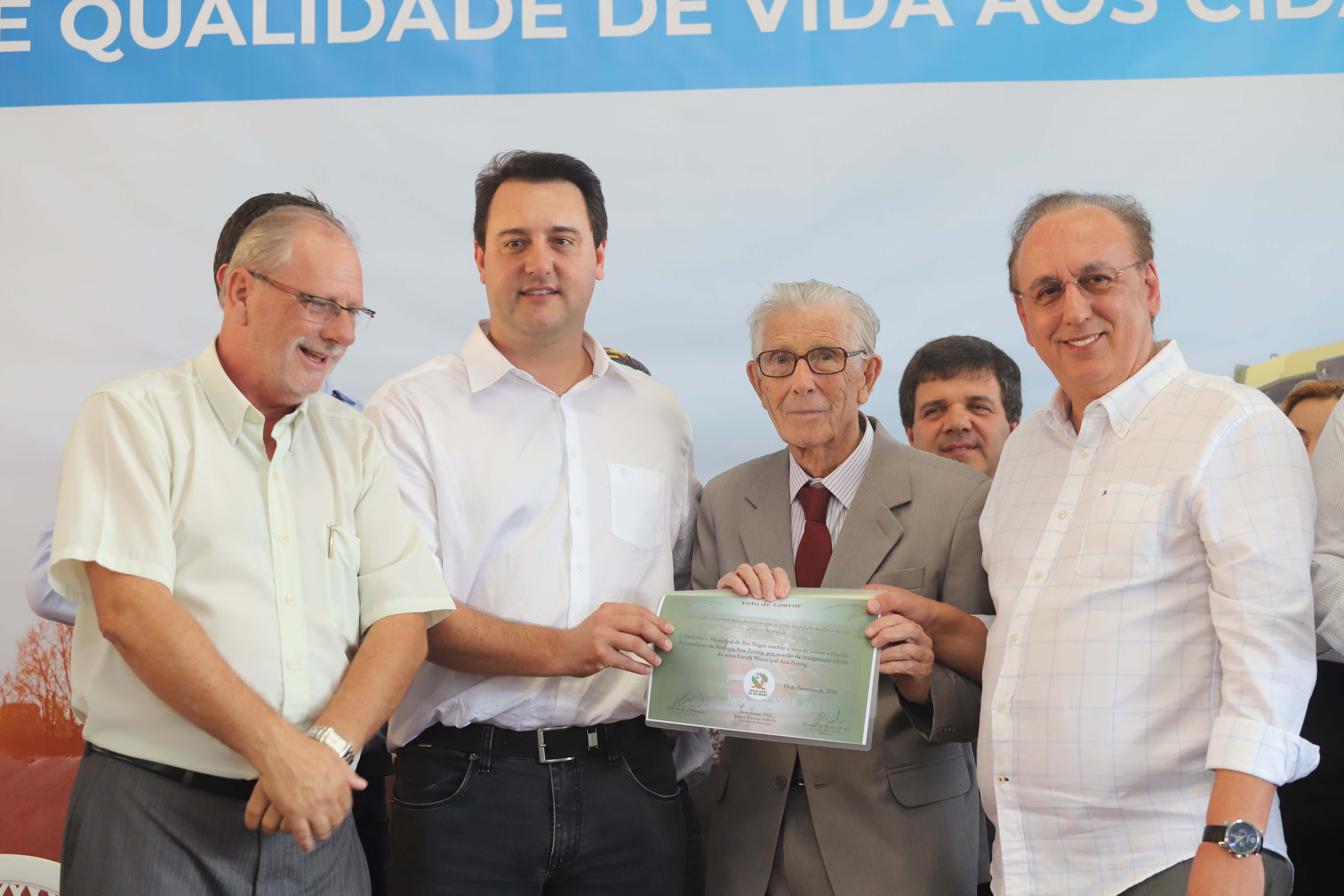 GOVERNADOR INAUGURA ESCOLA E LIBERA RECURSOS EM RIO NEGRO. O governador Carlos Massa Ratinho inaugura a Escola Municipal Ana Zorning e confirma recursos para pavimentação, em Rio Negro, região sudeste do Paraná. Presentes no evento: prefeito de Rio Negro, Milton José Paizani; secretário de Desenvolvimento Urbano, João Carlos Ortega; secretário de Educação e do Esporte, Renato Feder; de Agricultura e Abastecimento, Norberto Ortigara; entre outros.Rio Negro, 13-02-20.Foto: Arnaldo Alves / AEN.