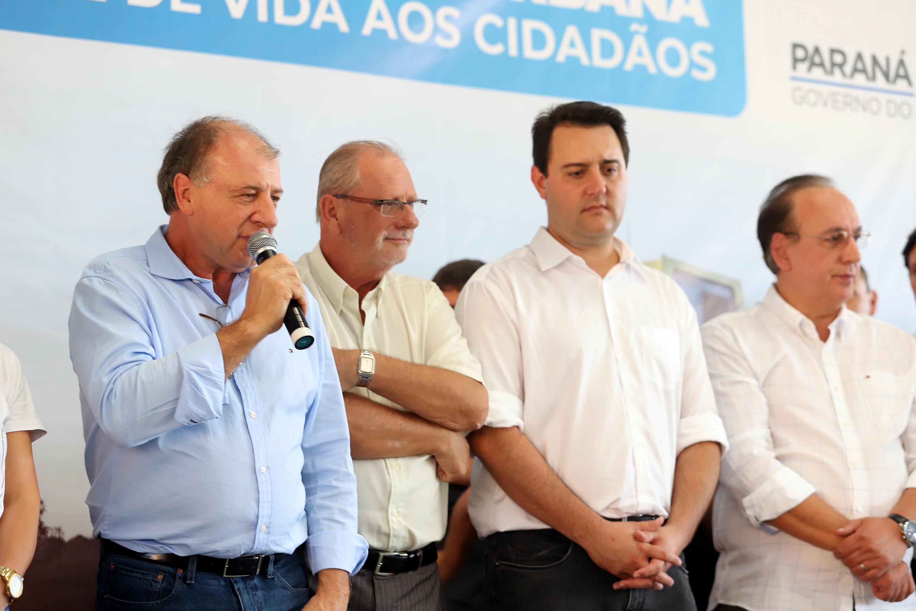 GOVERNADOR INAUGURA ESCOLA E LIBERA RECURSOS EM RIO NEGRO. O governador Carlos Massa Ratinho inaugura a Escola Municipal Ana Zorning e confirma recursos para pavimentação, em Rio Negro, região sudeste do Paraná. Presentes no evento: prefeito de Rio Negro, Milton José Paizani; secretário de Desenvolvimento Urbano, João Carlos Ortega; secretário de Educação e do Esporte, Renato Feder; de Agricultura e Abastecimento, Norberto Ortigara; entre outros.Rio Negro, 13-02-20.Foto: Arnaldo Alves / AEN.