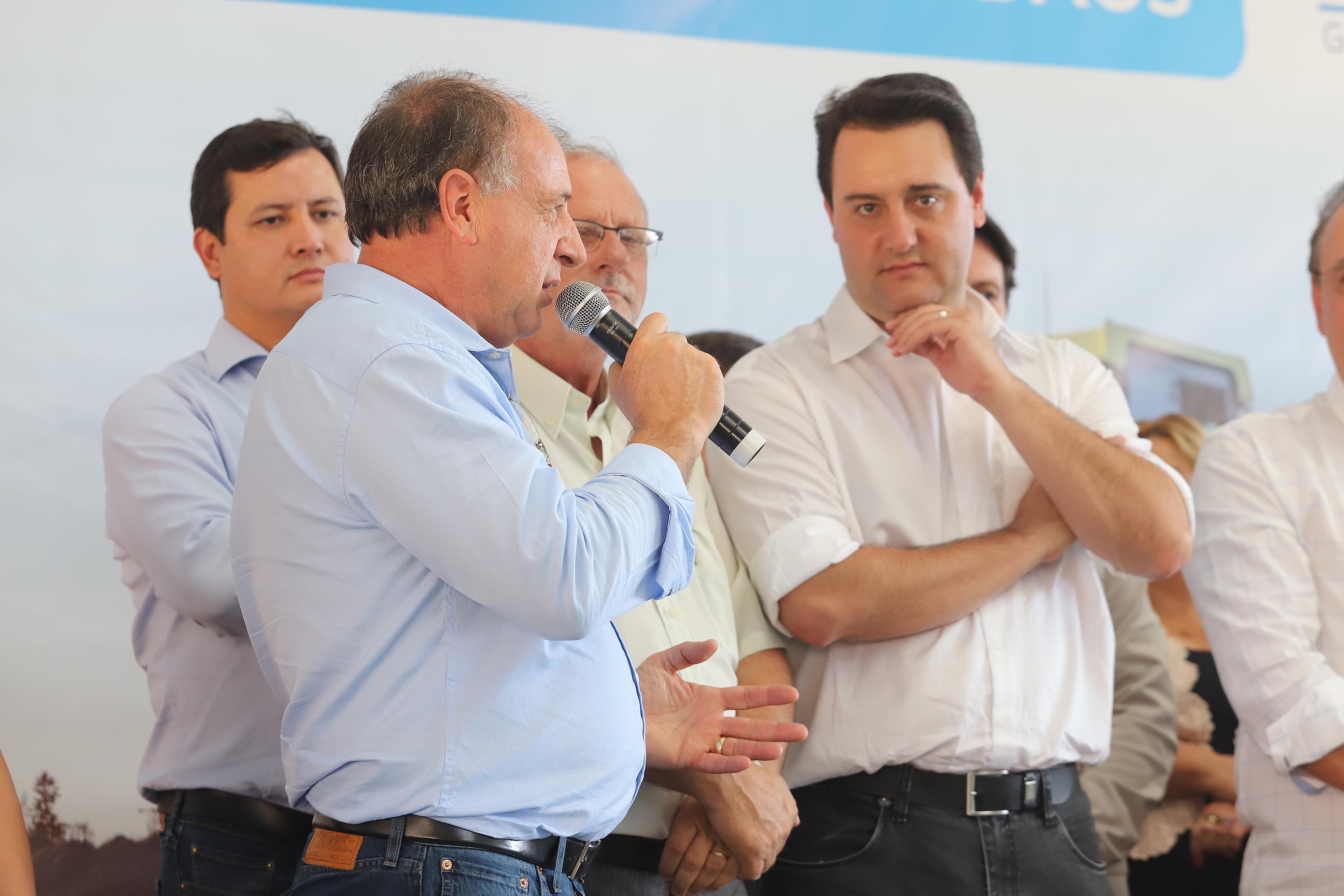 GOVERNADOR INAUGURA ESCOLA E LIBERA RECURSOS EM RIO NEGRO. O governador Carlos Massa Ratinho inaugura a Escola Municipal Ana Zorning e confirma recursos para pavimentação, em Rio Negro, região sudeste do Paraná. Presentes no evento: prefeito de Rio Negro, Milton José Paizani; secretário de Desenvolvimento Urbano, João Carlos Ortega; secretário de Educação e do Esporte, Renato Feder; de Agricultura e Abastecimento, Norberto Ortigara; entre outros.Rio Negro, 13-02-20.Foto: Arnaldo Alves / AEN.